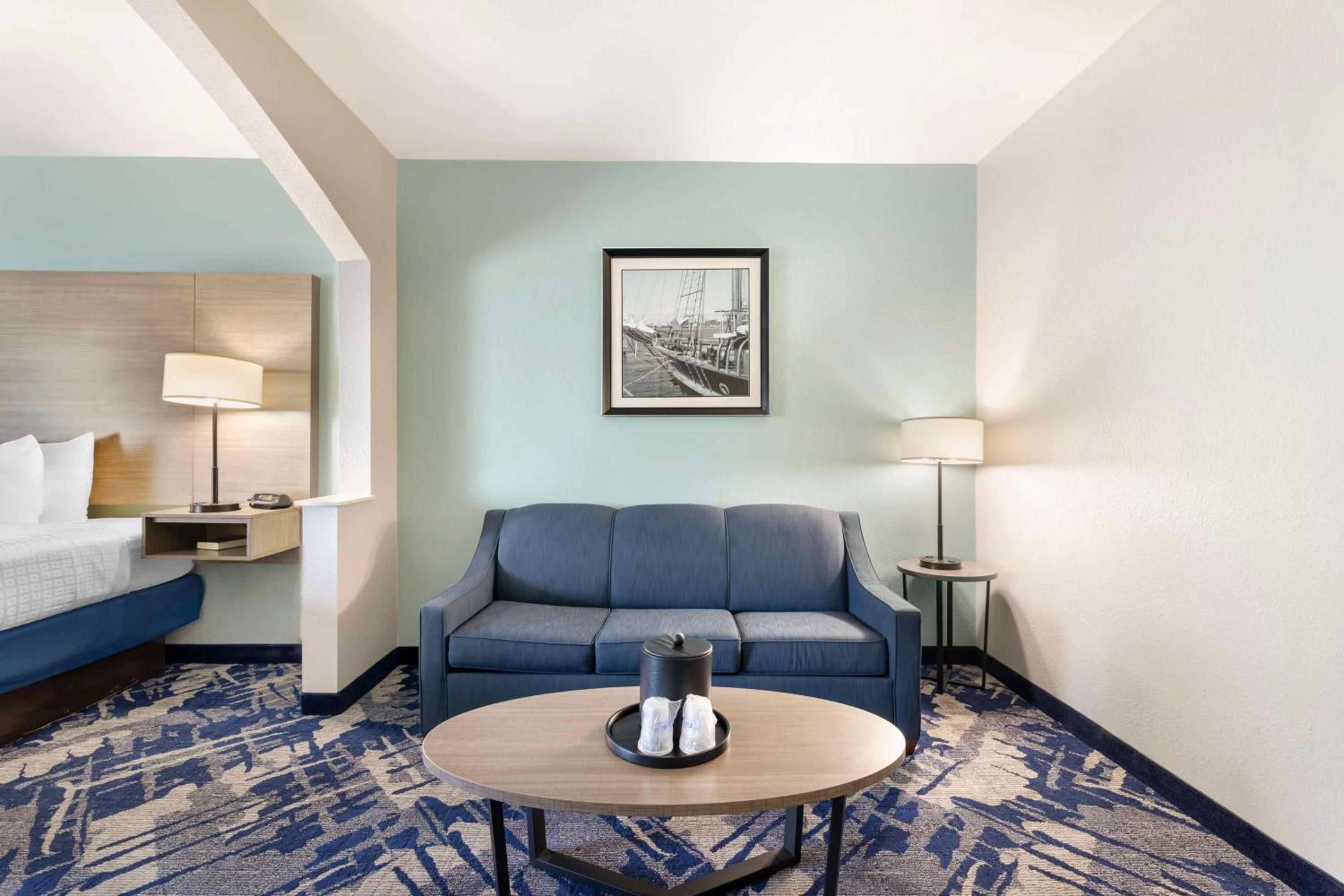 King Suite with Sofa Bed - Non-Smoking - Photo 3