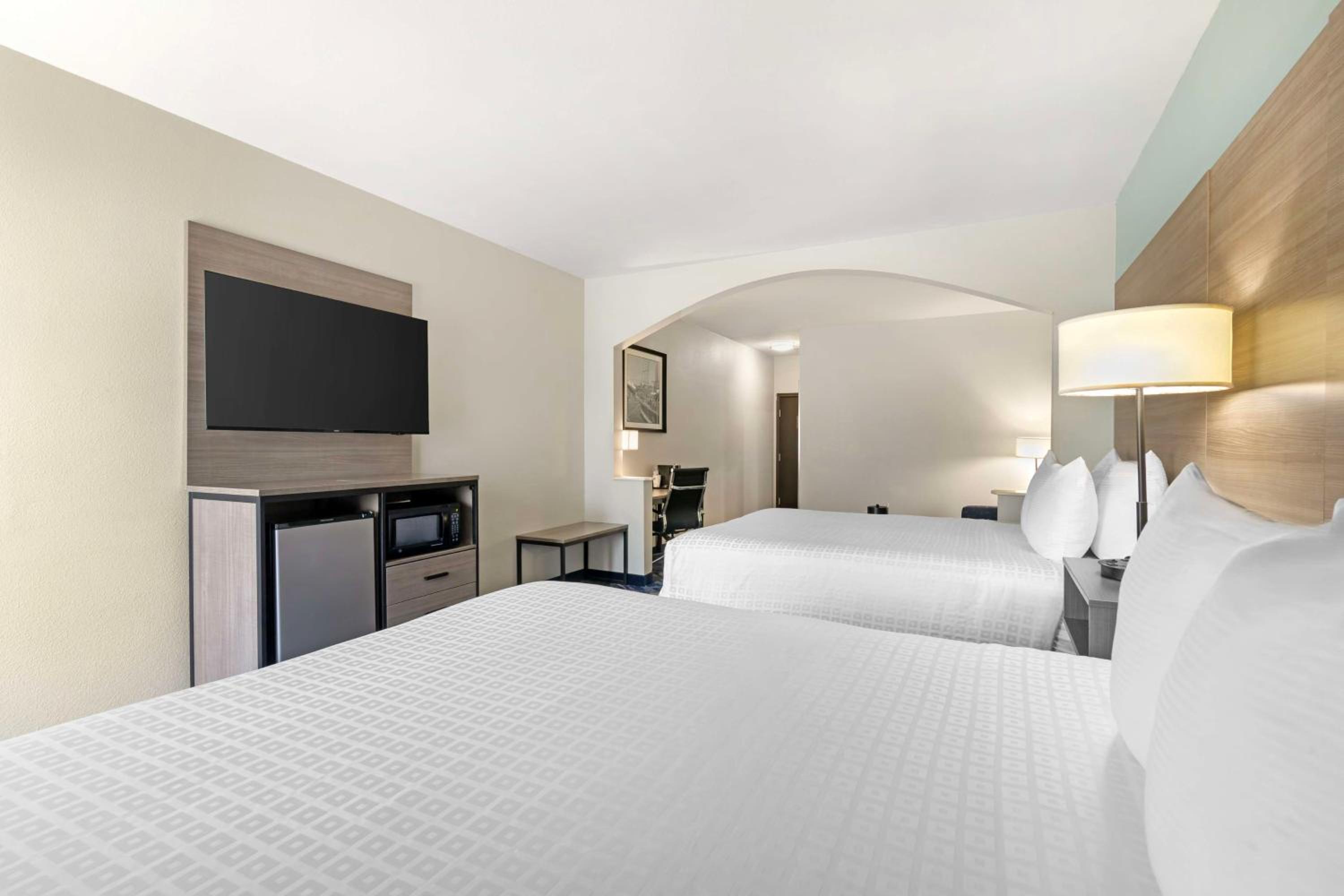 Queen Suite with Two Queen Beds and Sofa Bed - Photo 3