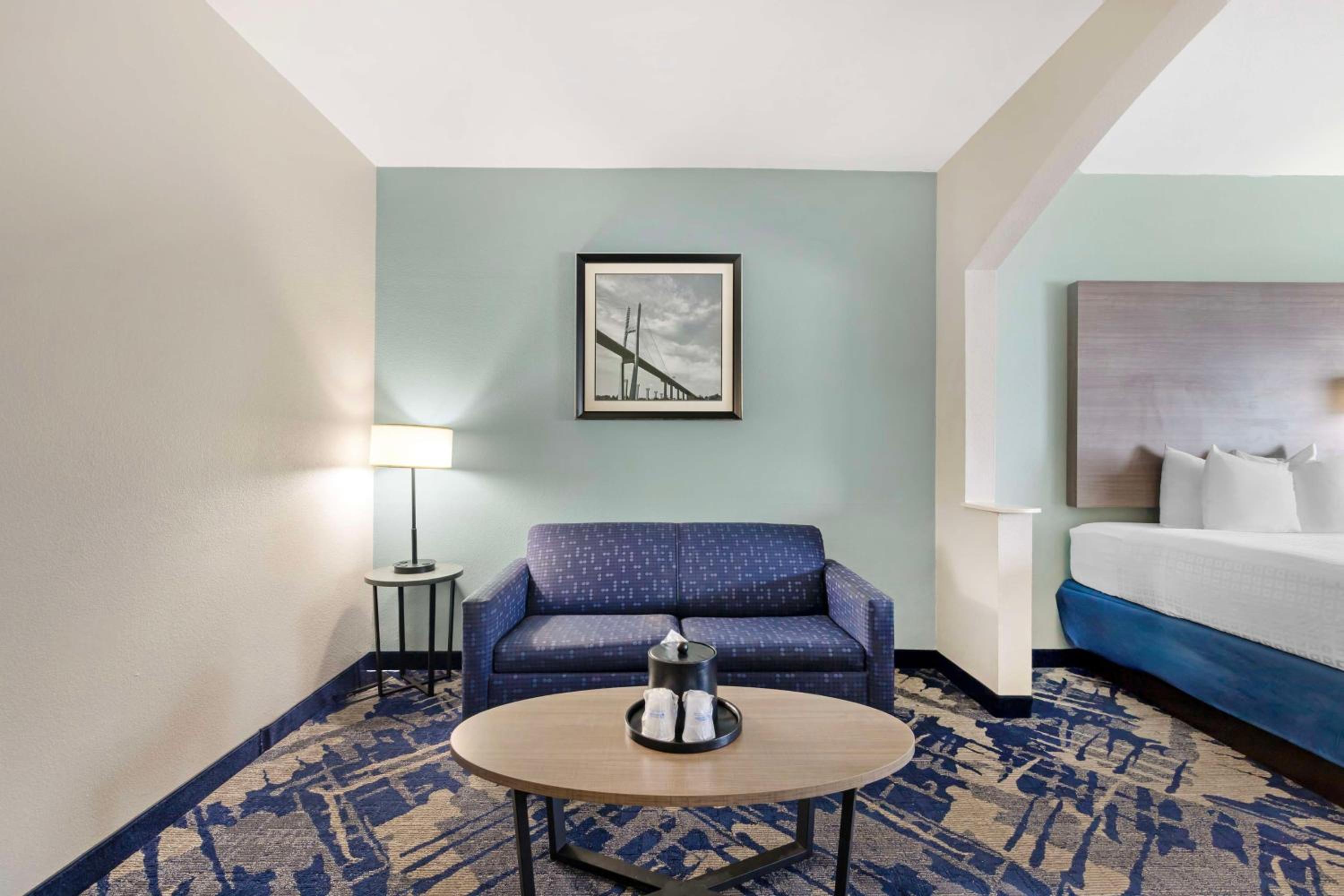 Queen Suite with Two Queen Beds and Sofa Bed - Photo 2