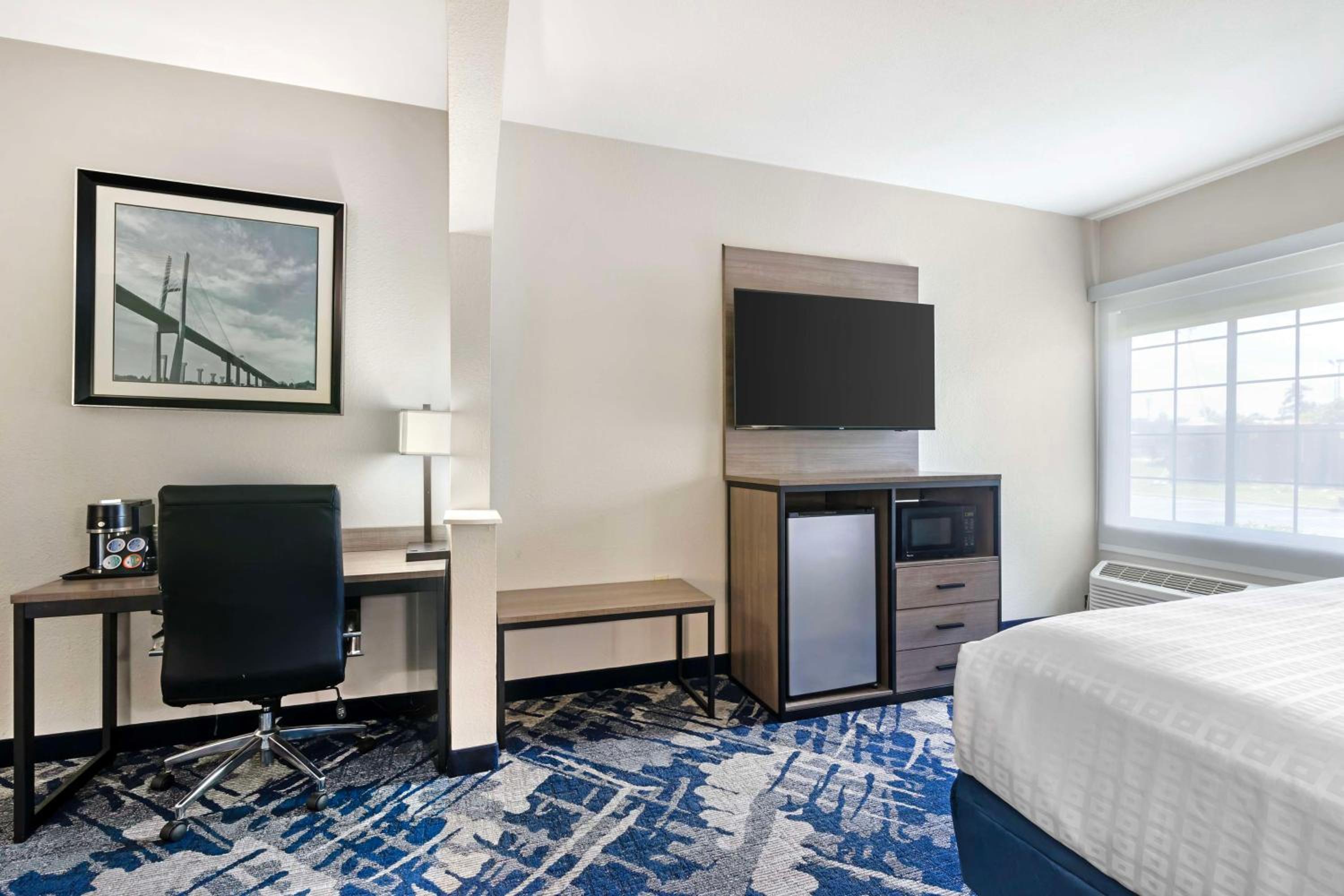 King Suite with Sofa Bed - Non-Smoking - Photo 4