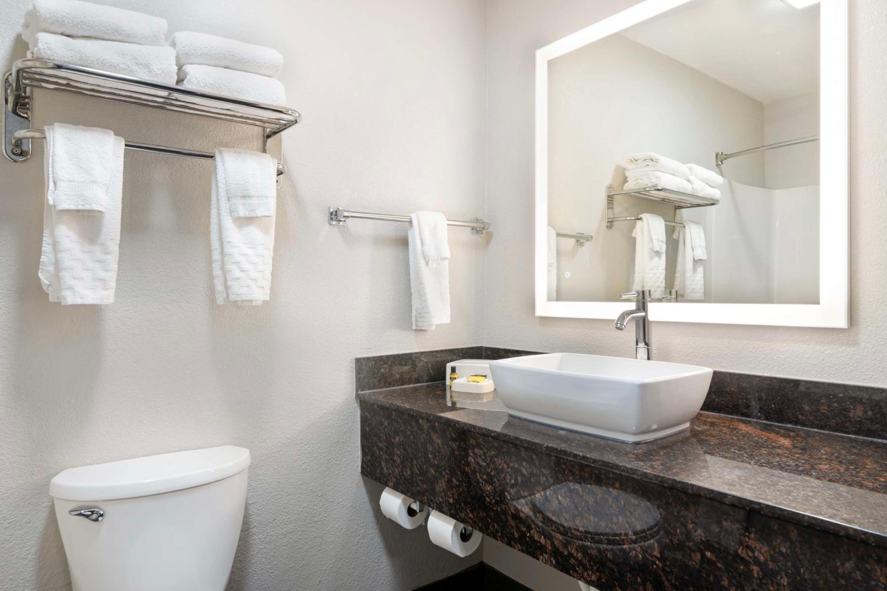 Business Queen Suite with Two Queen Beds - Non-Smoking - Photo 4