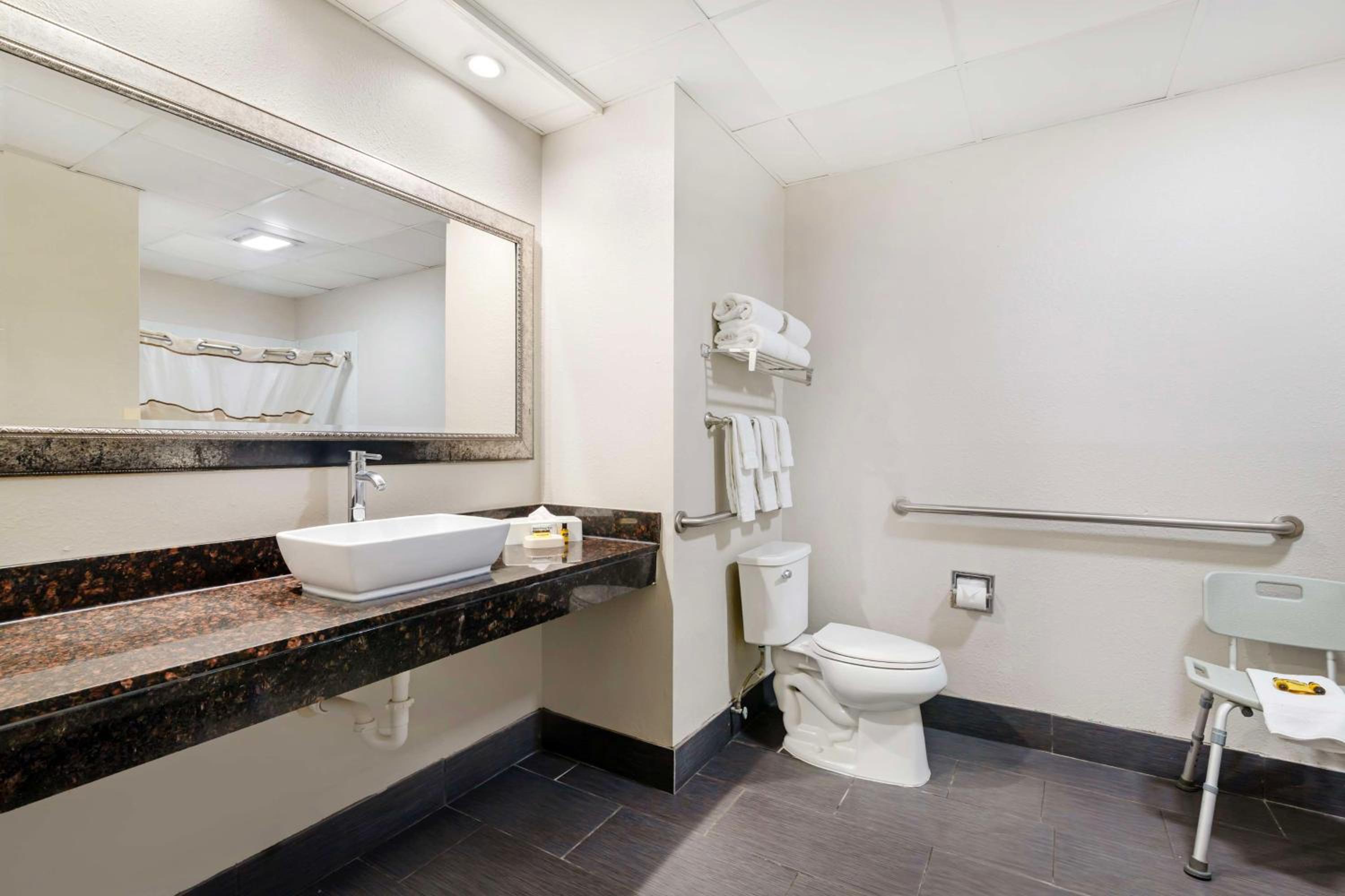 Queen Suite with 2 Queen Beds - Disability Access - Non-Smoking - Photo 4