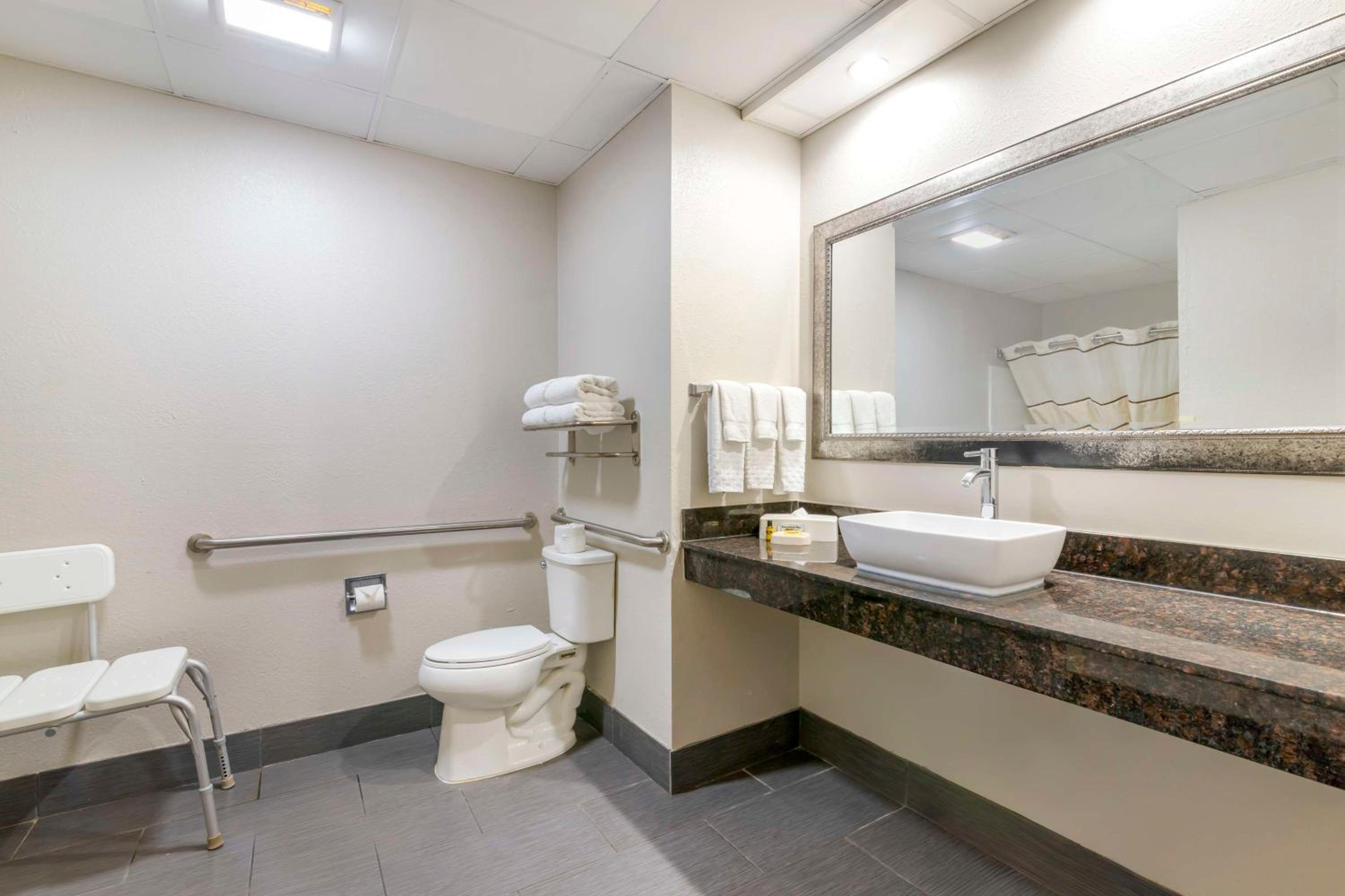 Queen Suite with Two Queen Beds and Bathtub - Disability Access/Non-Smoking - Photo 4