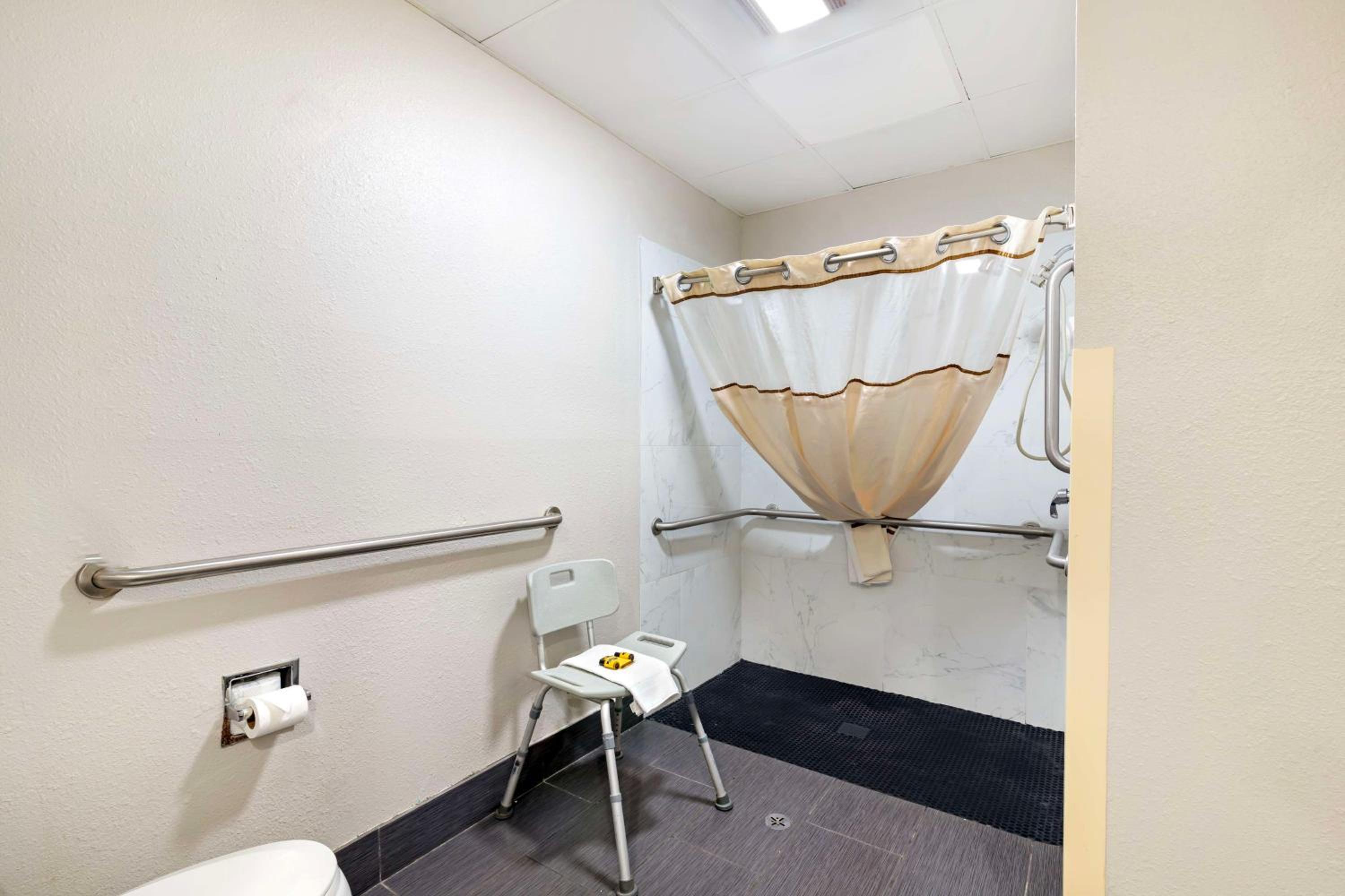 Queen Suite with 2 Queen Beds - Disability Access - Non-Smoking - Photo 2