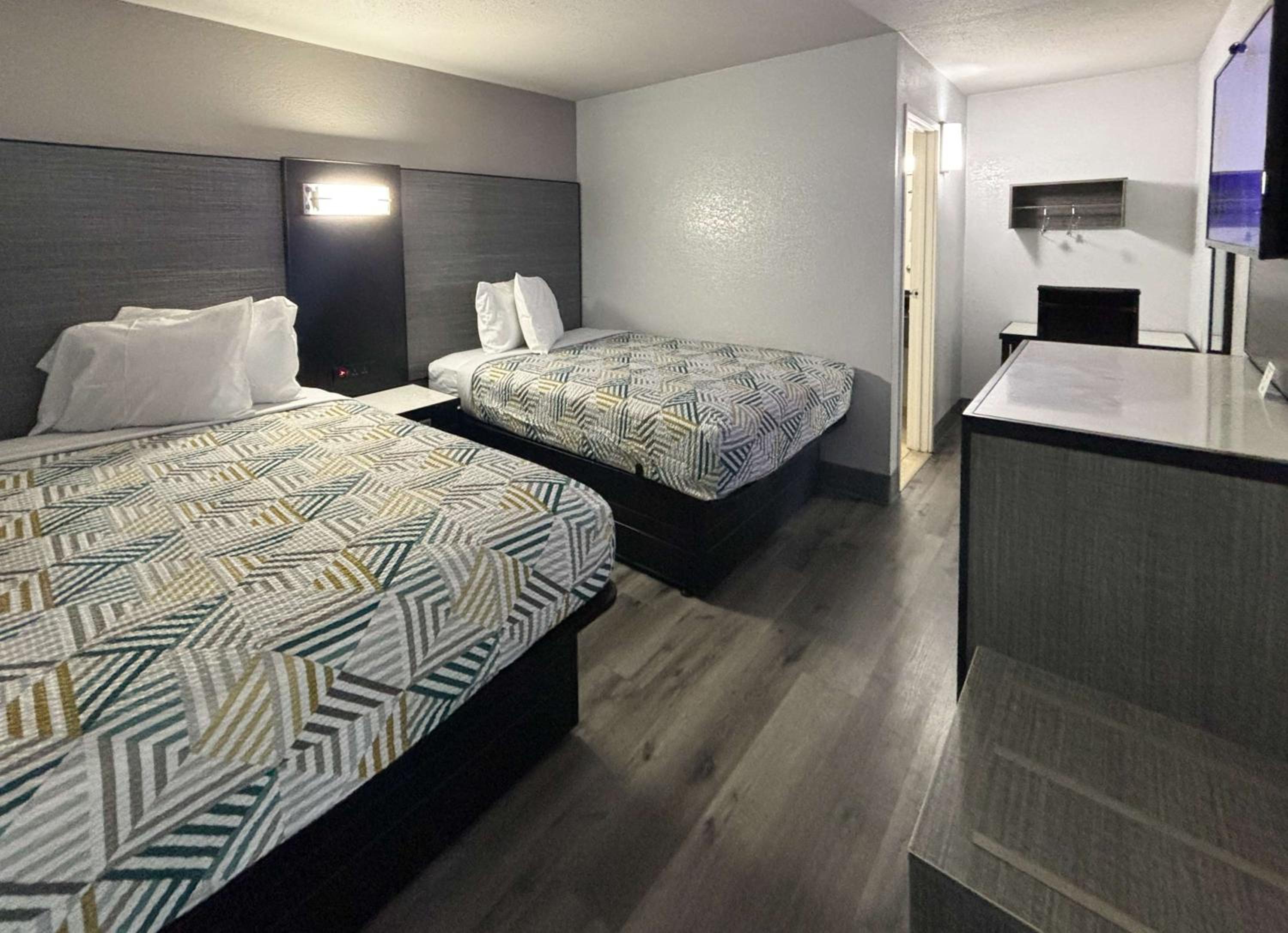 1 Full Bed |Accessible, Roll In Shower, Smoking photo 3