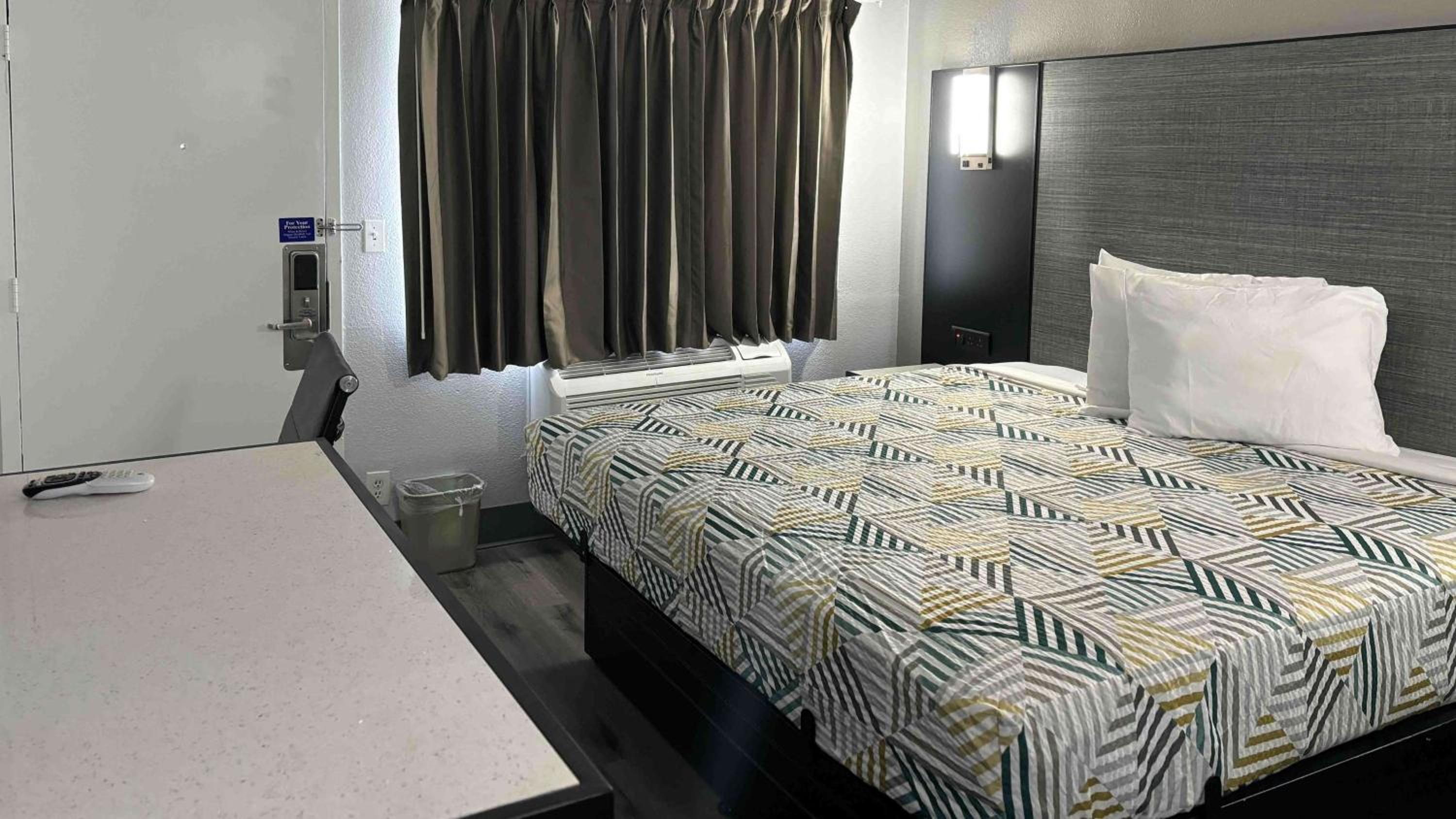 1 King Bed |Non-Smoking, Micfridge photo 1