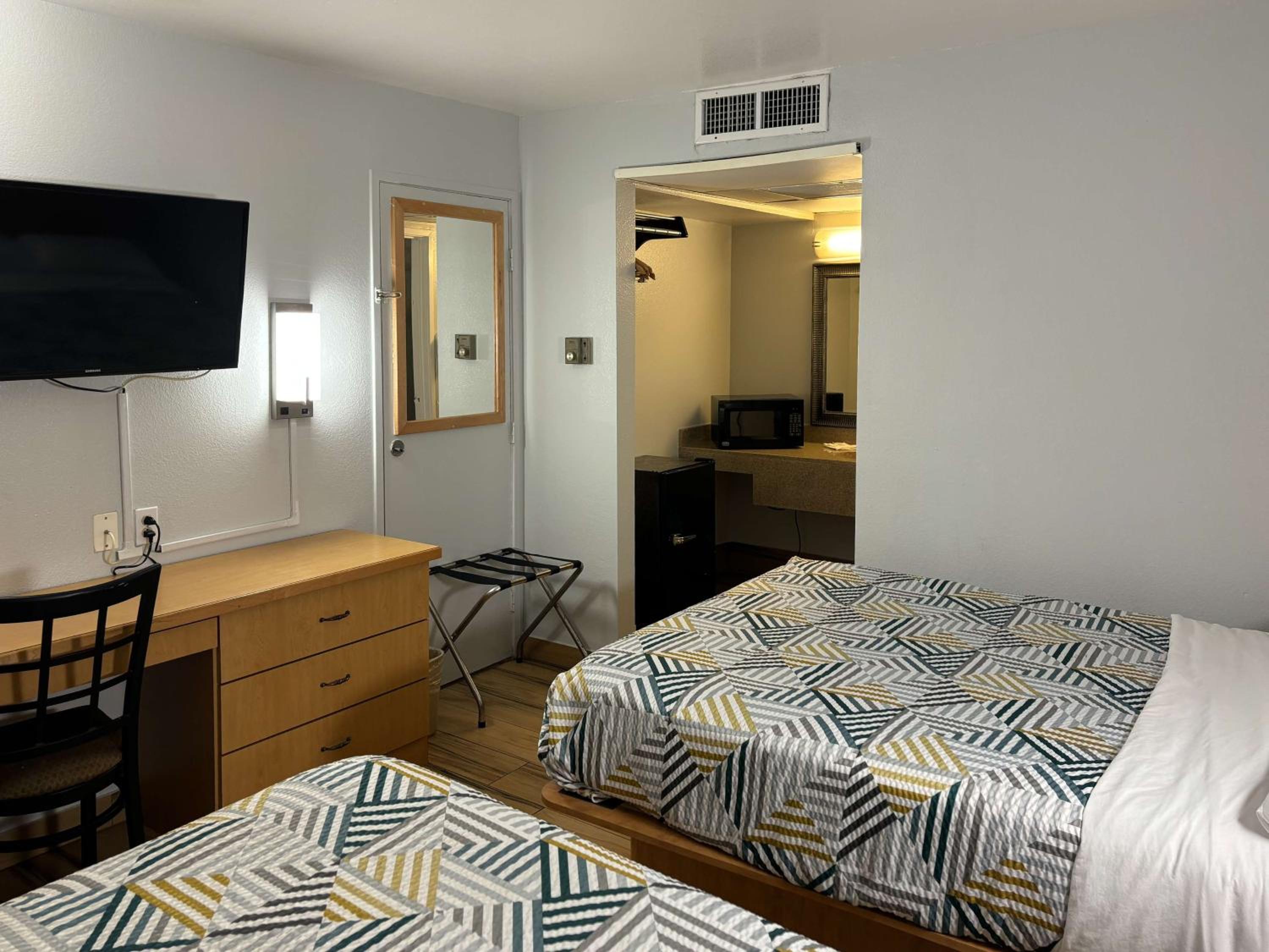 Queen Room with Two Queen Beds - Non-Smoking - Photo 1