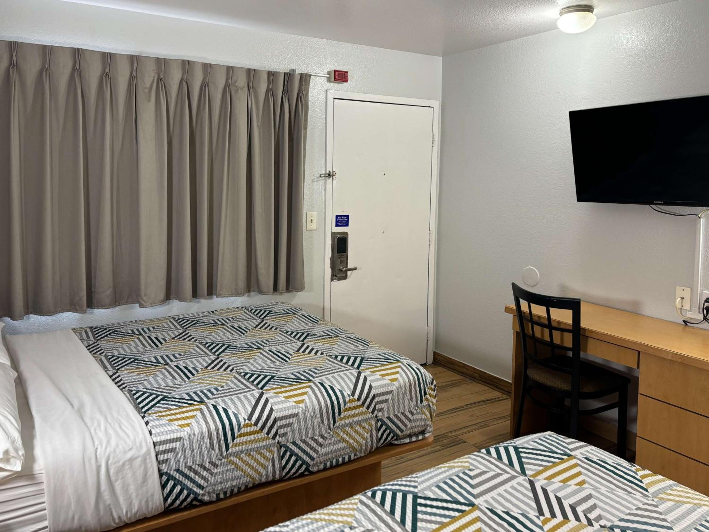 Queen Room with Two Queen Beds - Non-Smoking - Photo 4