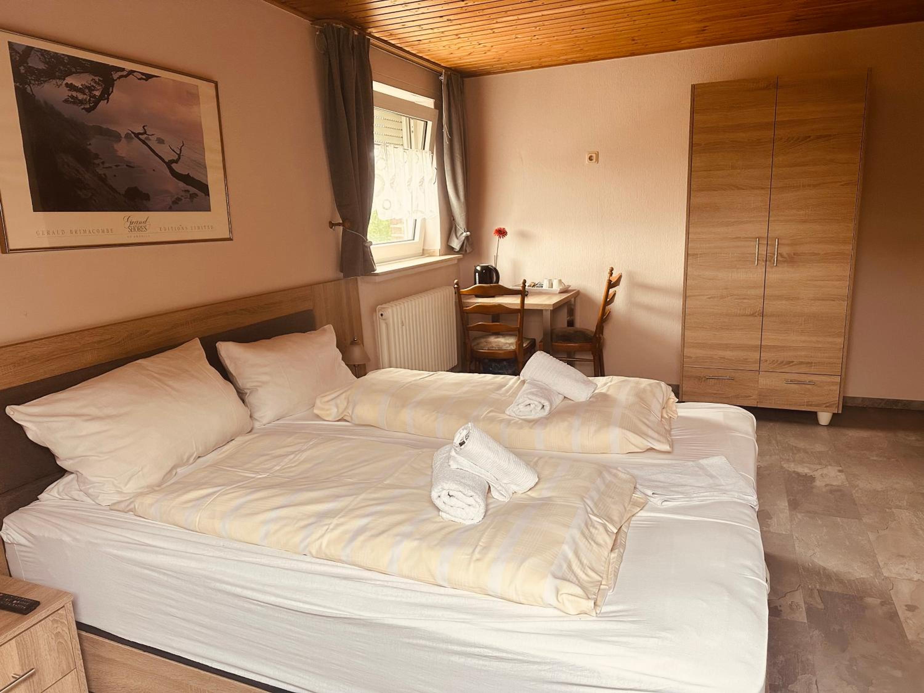 Budget Double Room - Photo 6
