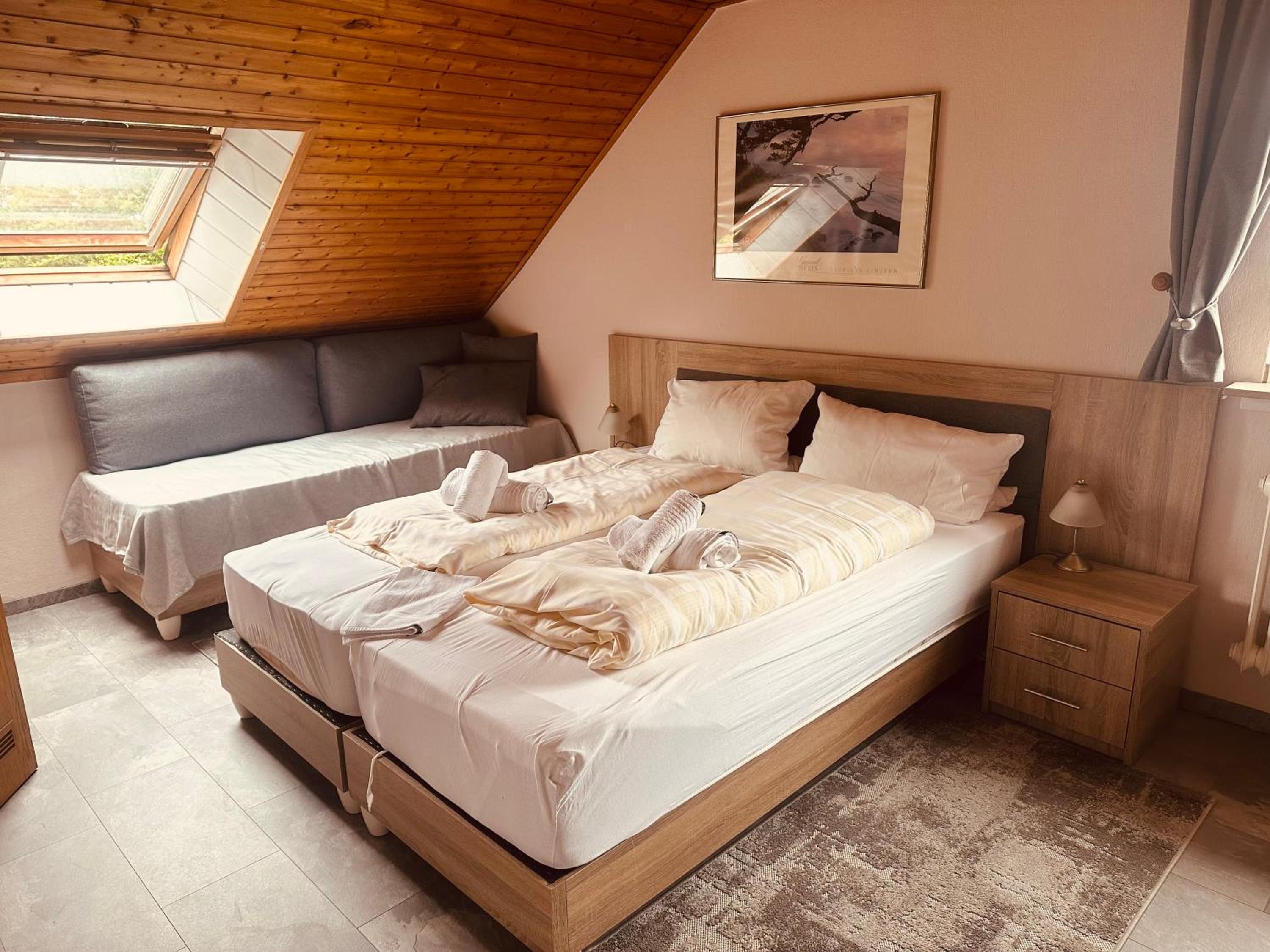 Budget Double Room - Photo 7