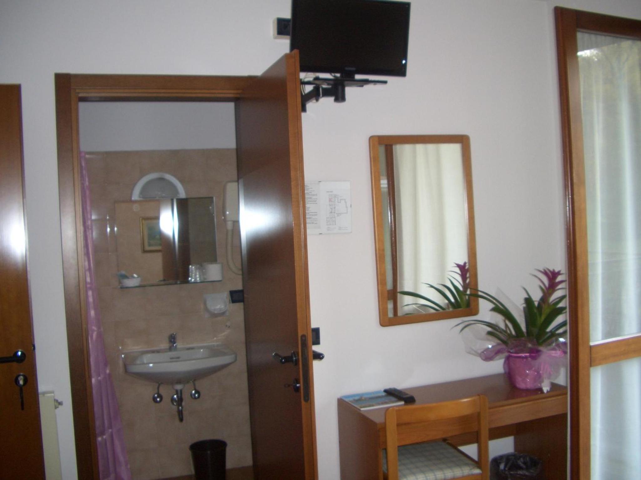 Single Room with Private Bathroom photo 2