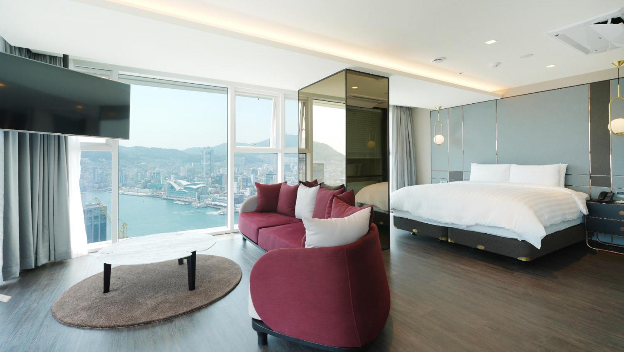 Suite - Photo 1
