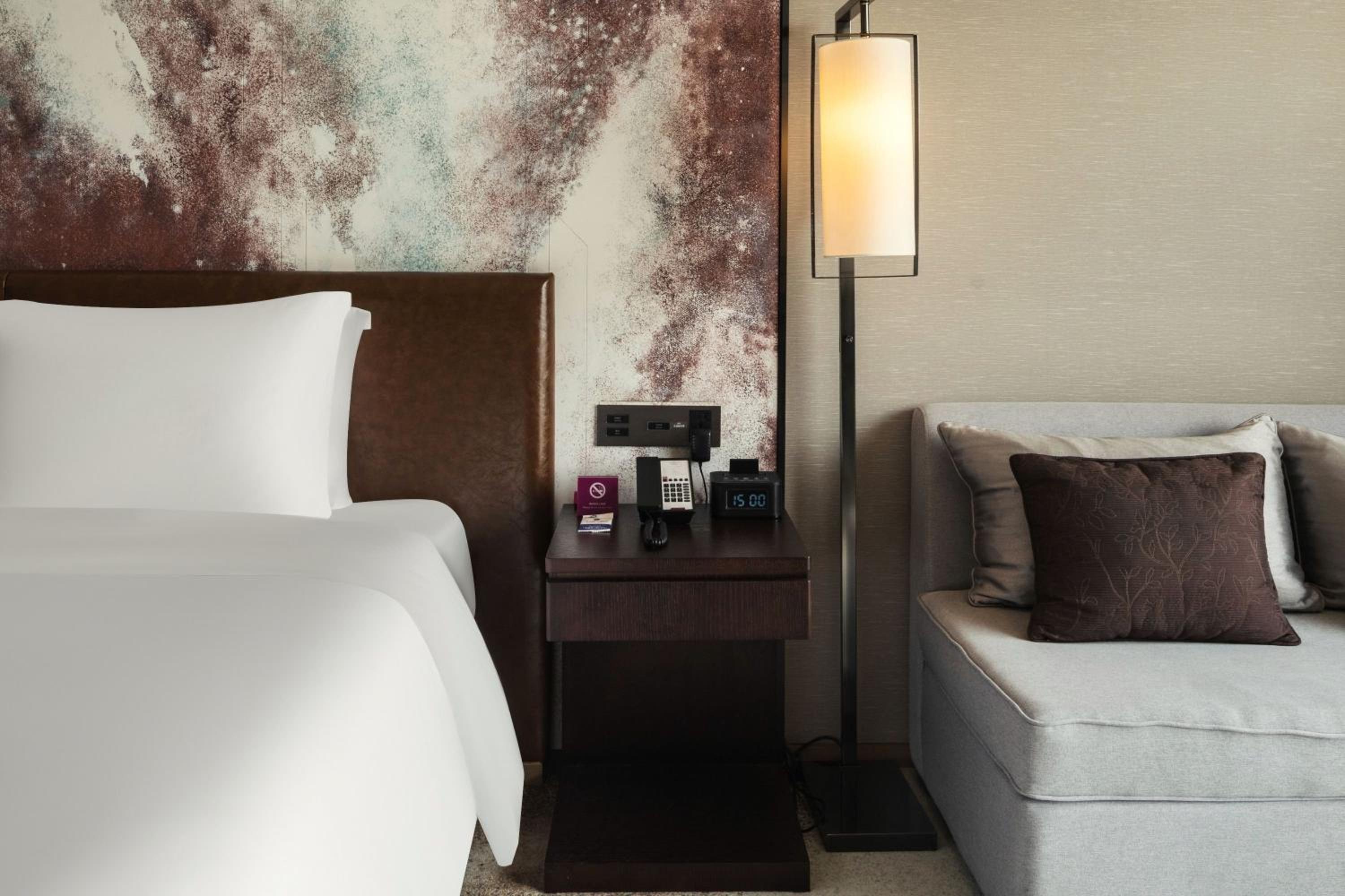 Standard King Room with Lounge Access photo 2