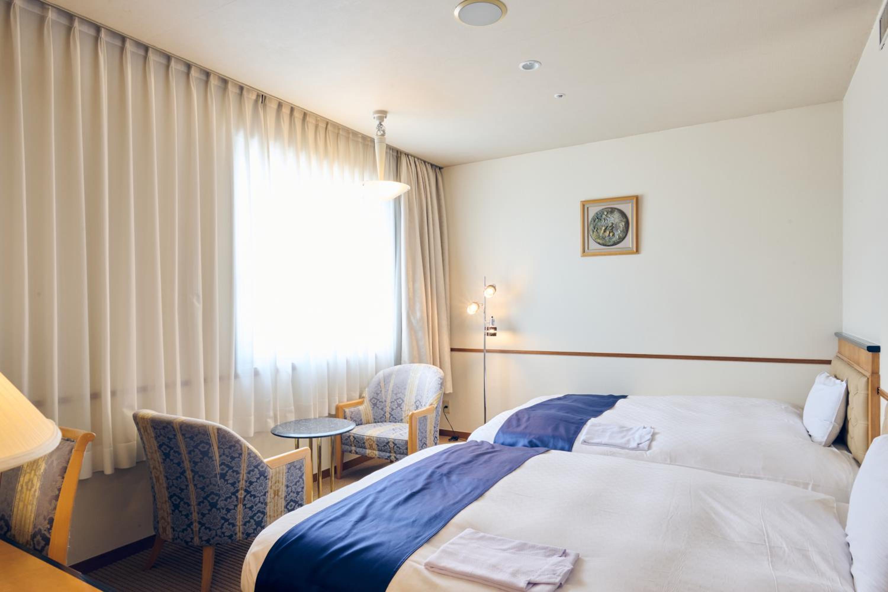 Suite - Photo 1