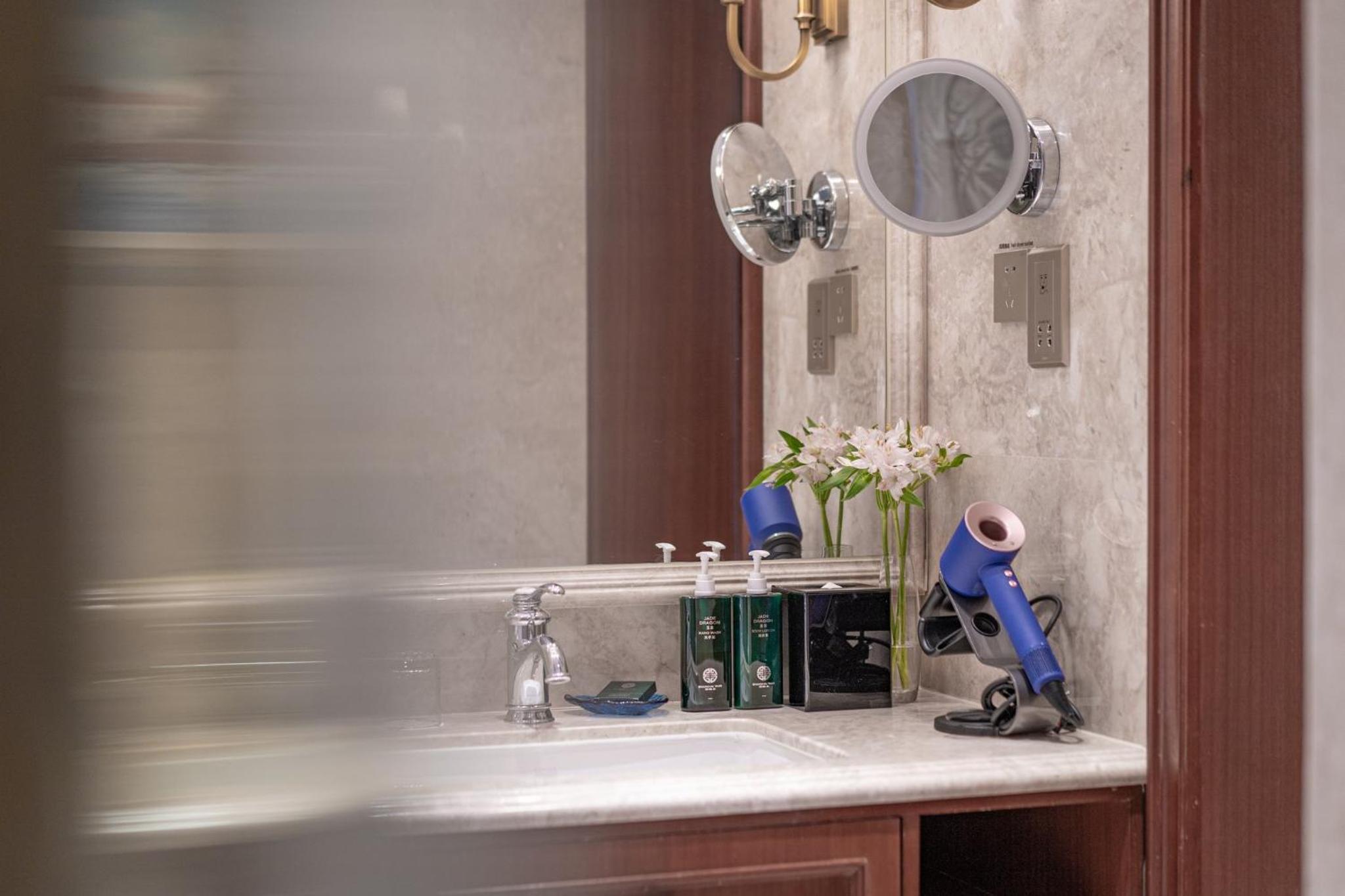 One-Bedroom King Suite
