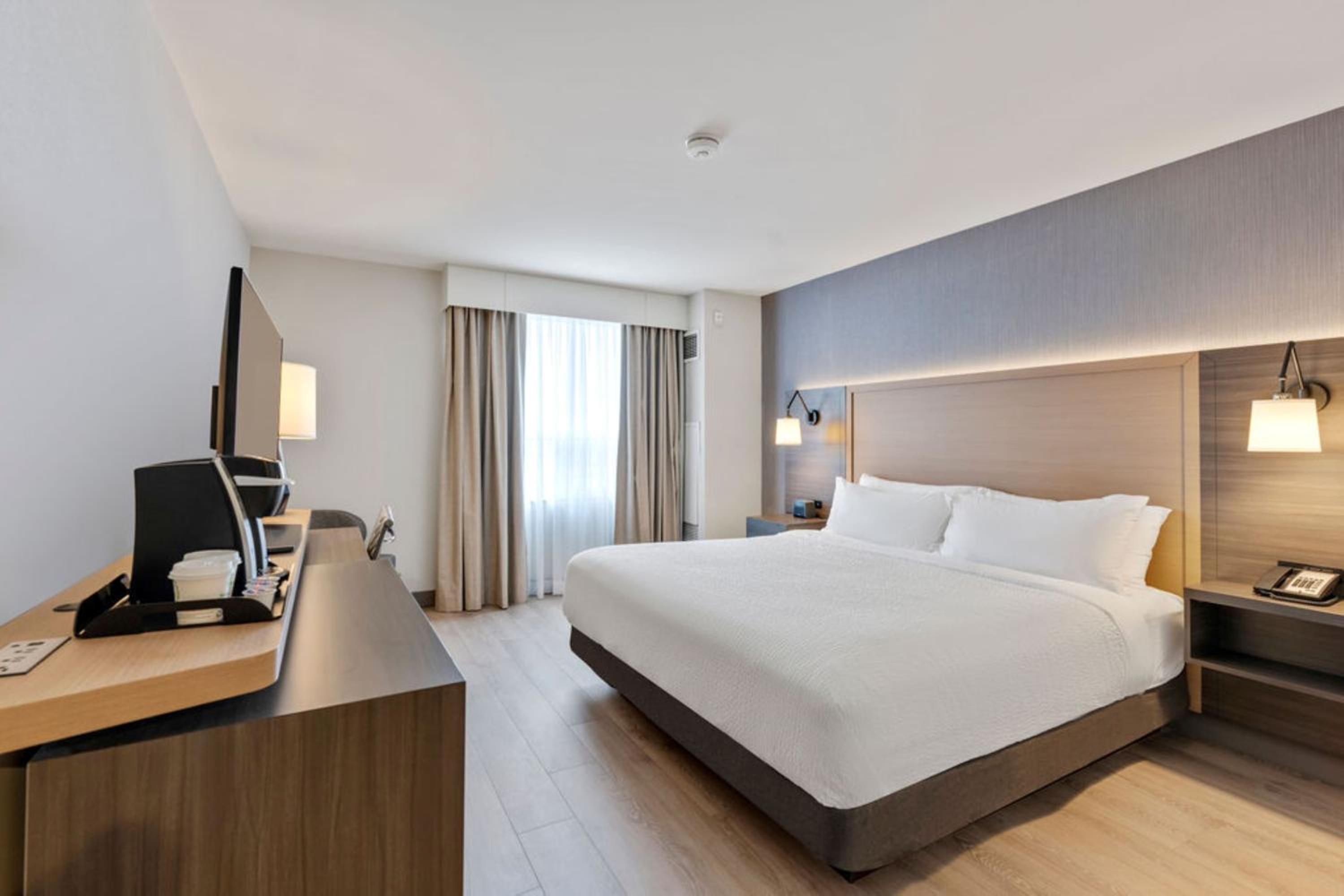 King Room with Accessible Tub - Mobility Access