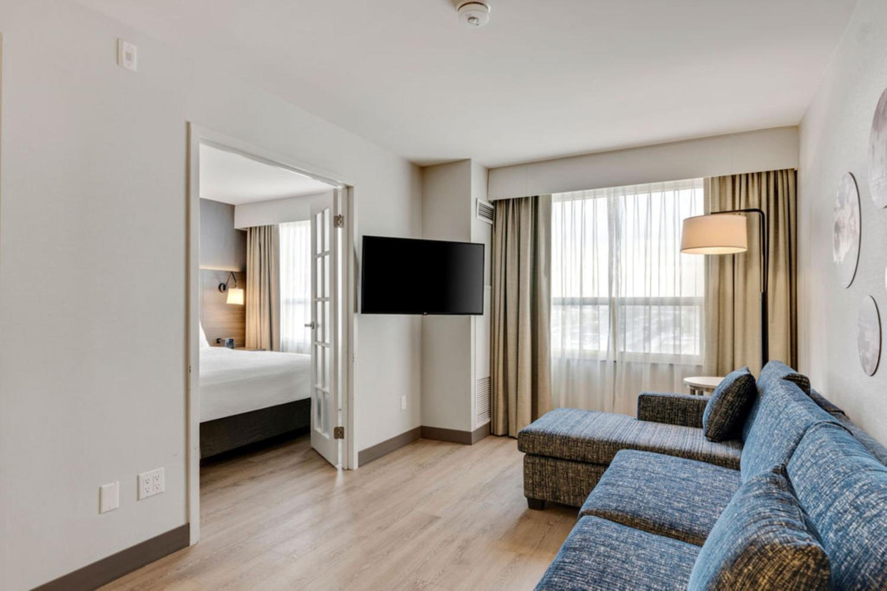 Corner King Suite with Sofa Bed - Photo 14