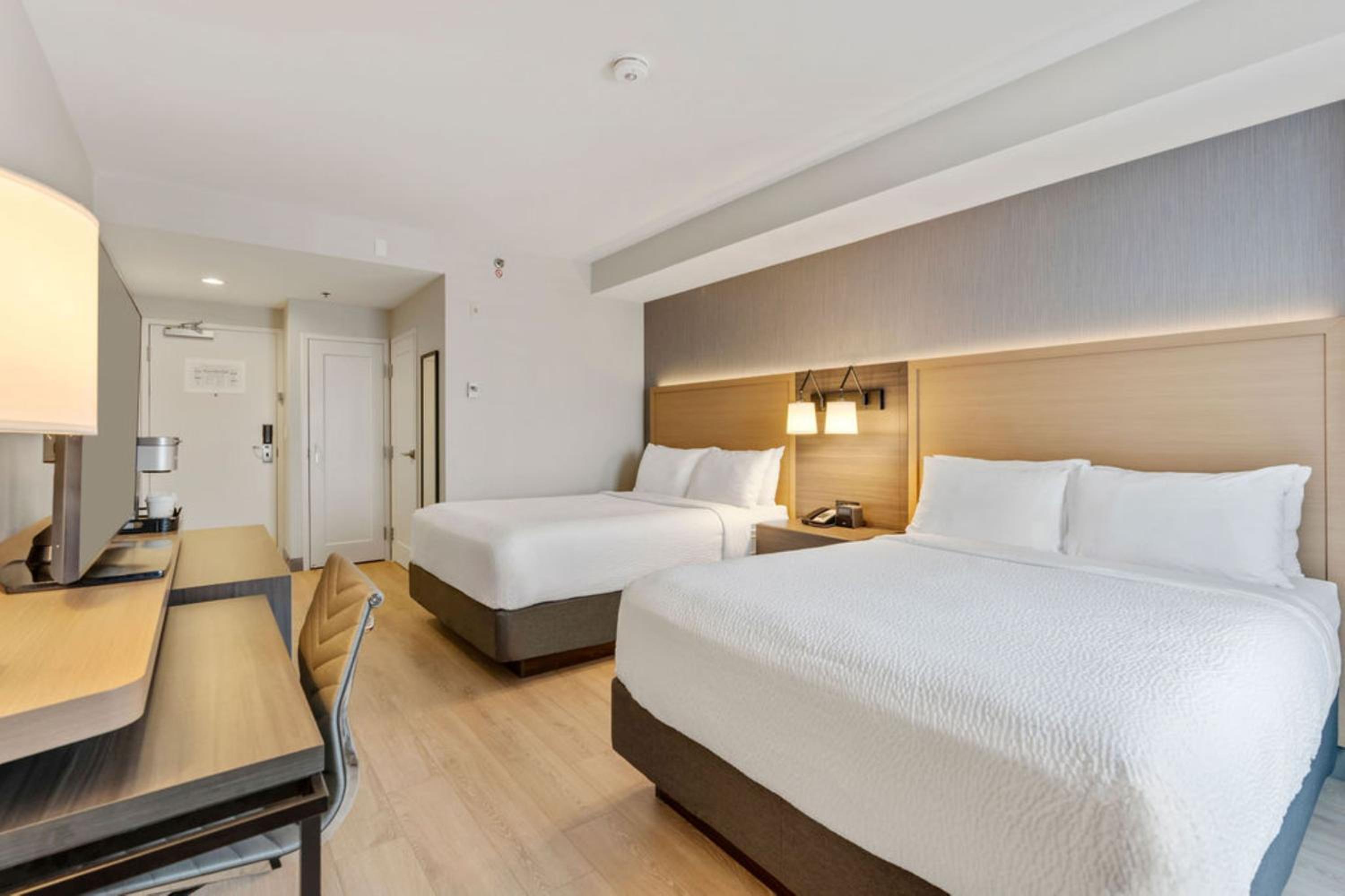 Standard Room with Two Queen Beds thumbnail 5