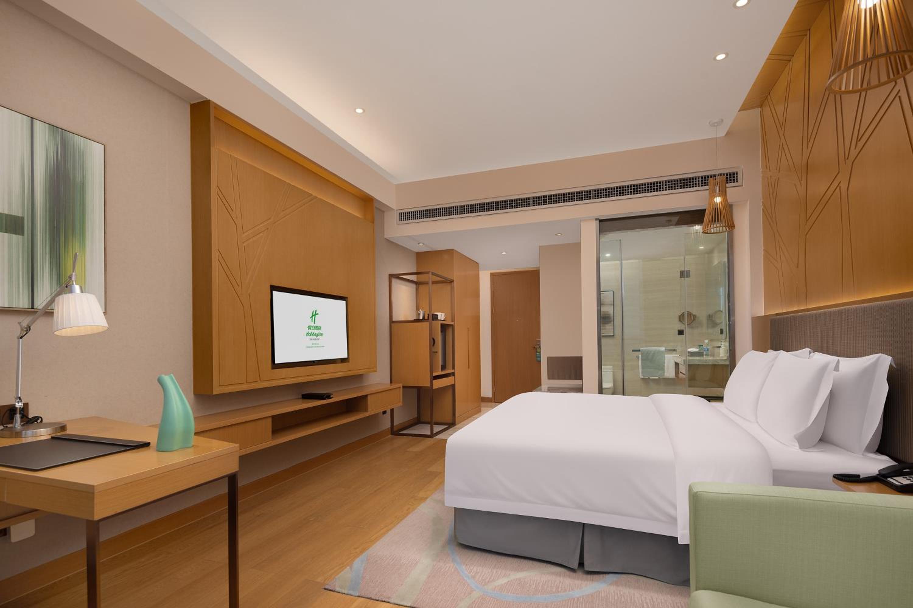 Standard King Room with Lake View - Photo 1