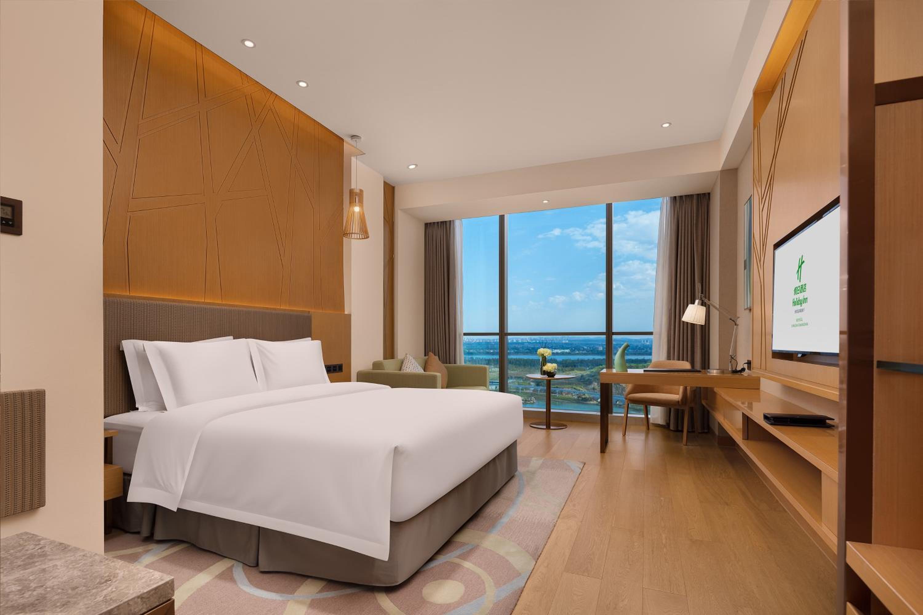 Standard King Room with Lake View - Photo 3