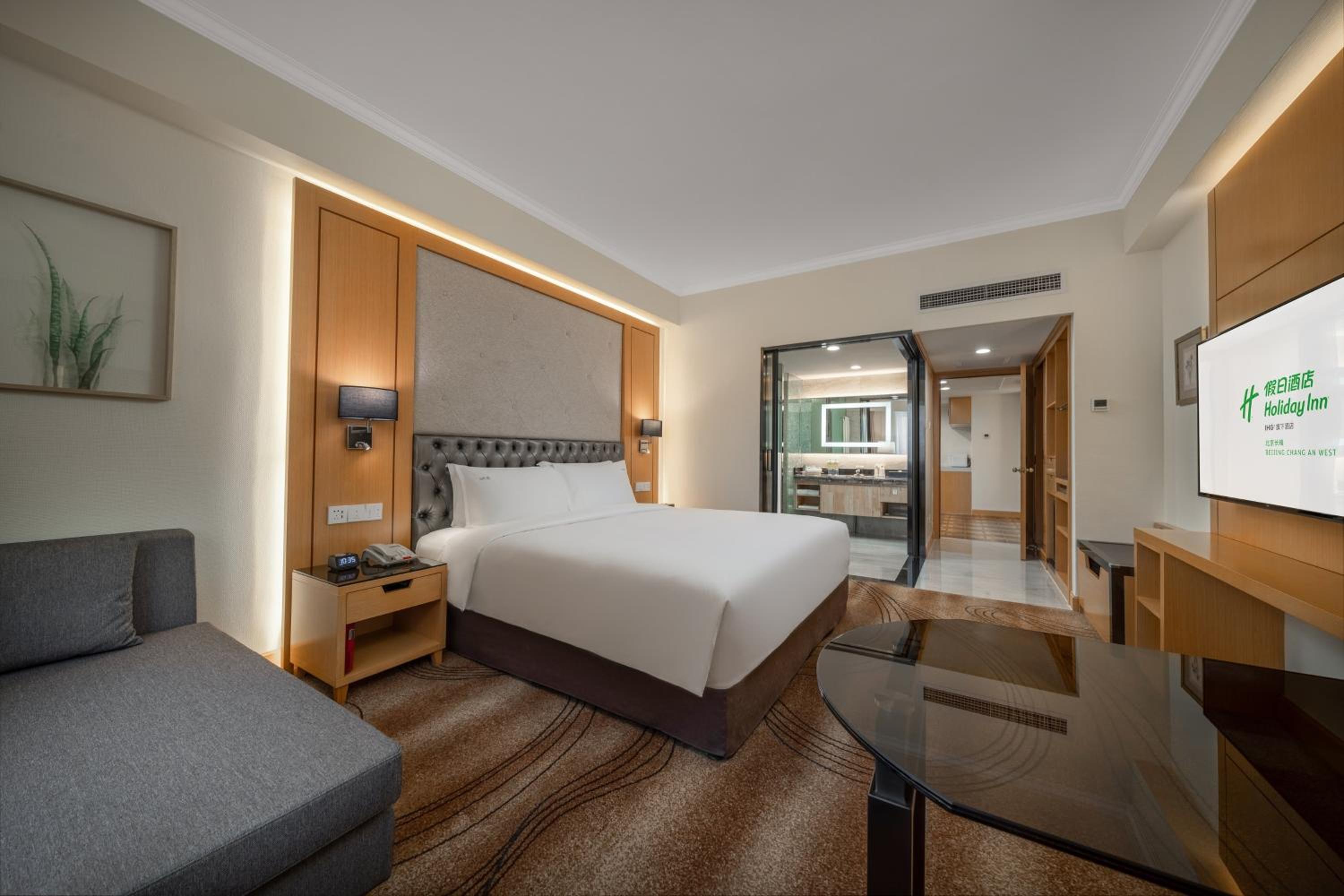 One-Bedroom King Suite - Non-Smoking thumbnail 5