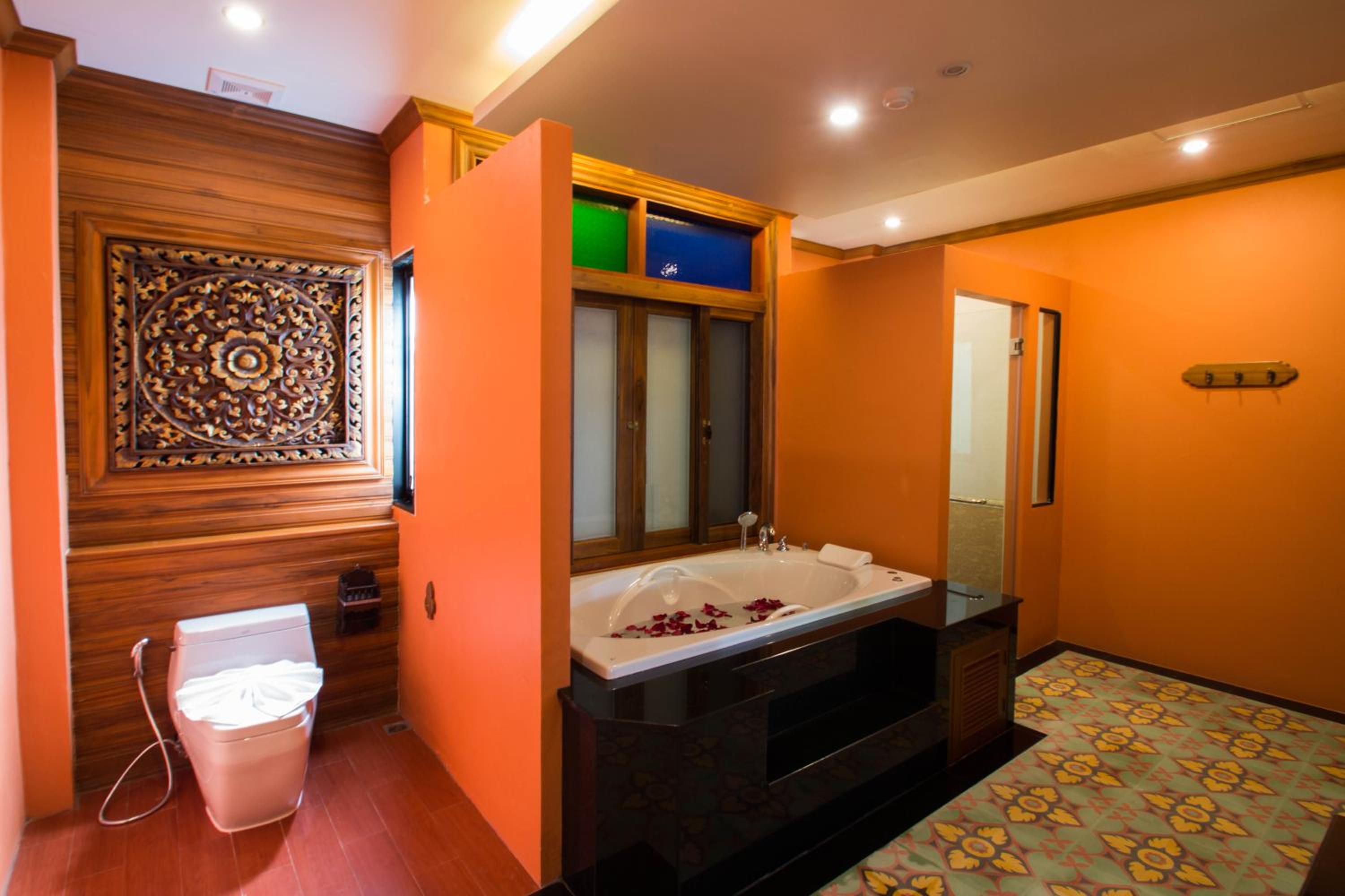 Executive Suite with Pool Access thumbnail 6
