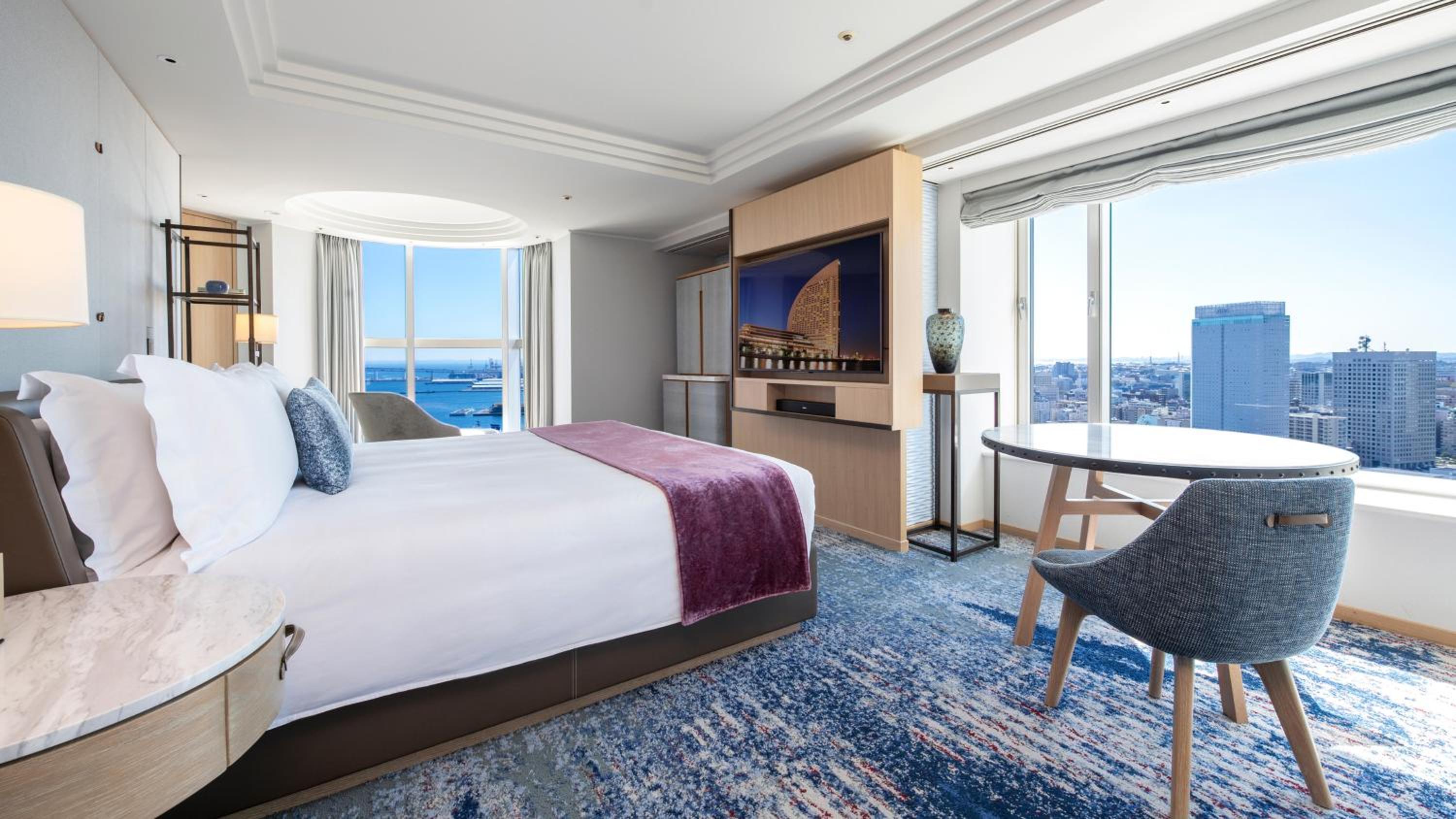 One-Bedroom King Suite with Panoramic View - Photo 4