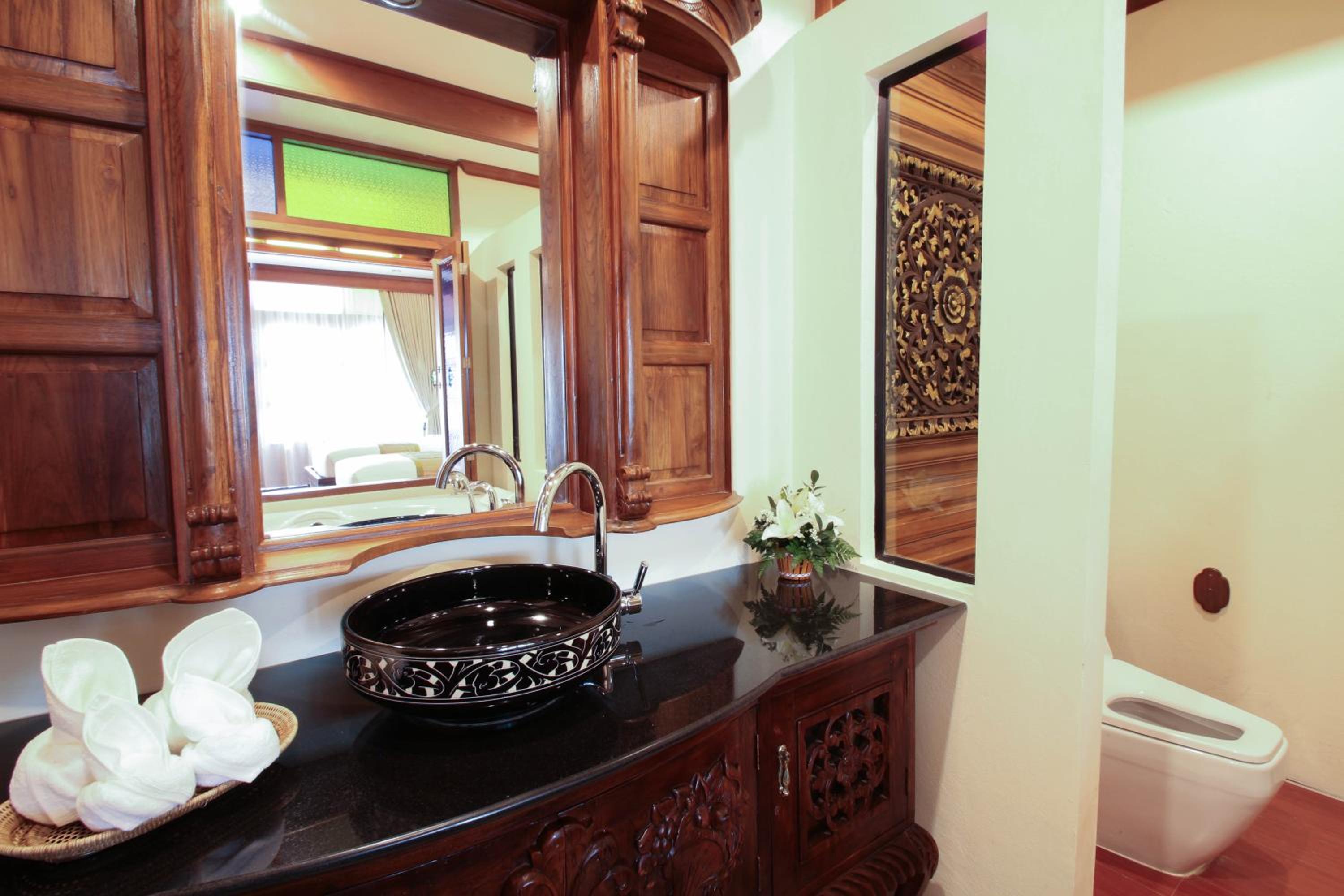 Luxury Twin Bed with Spa bathtub and Private Balcony