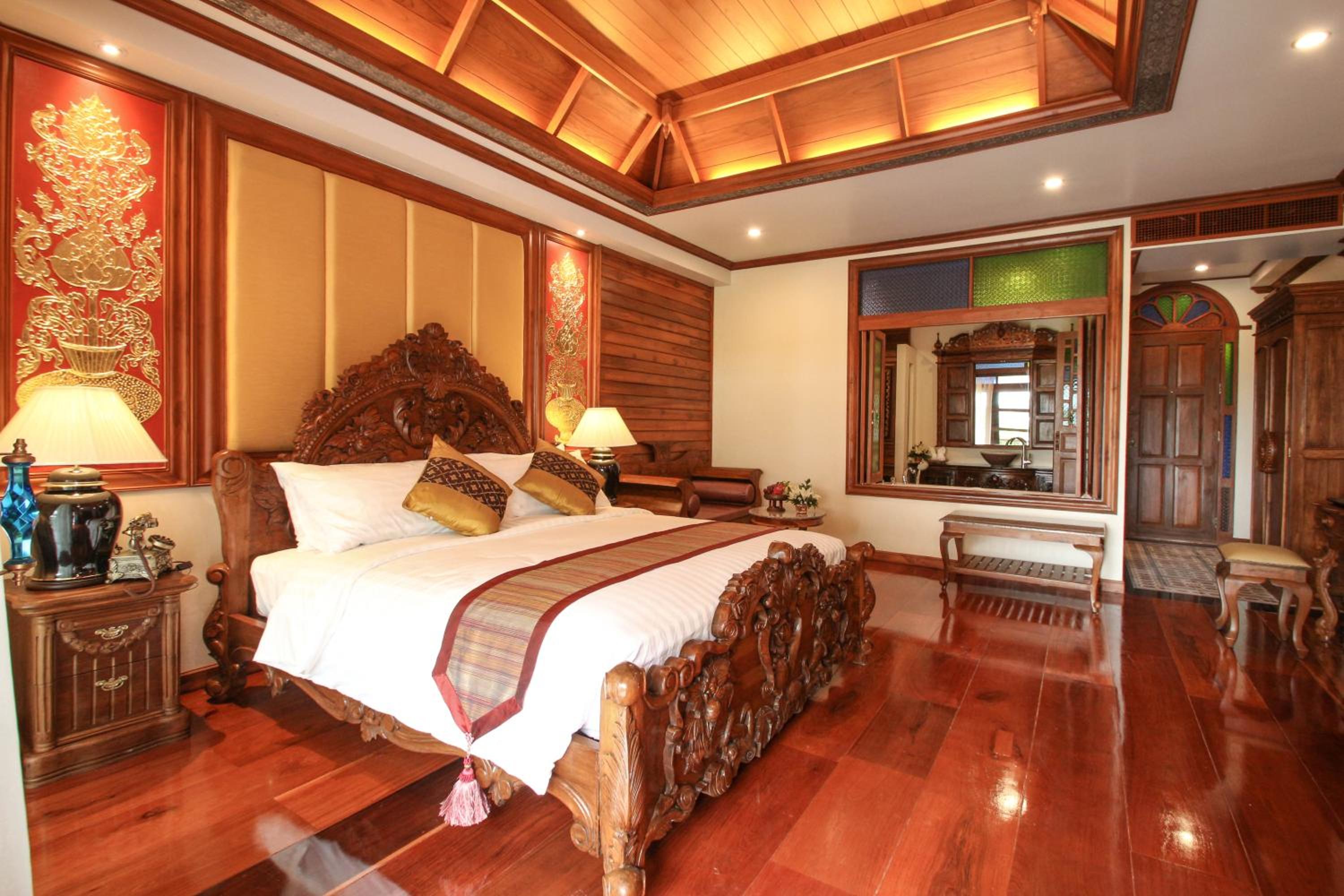 Luxury King Bed with Spa bathtub and Private Balcony