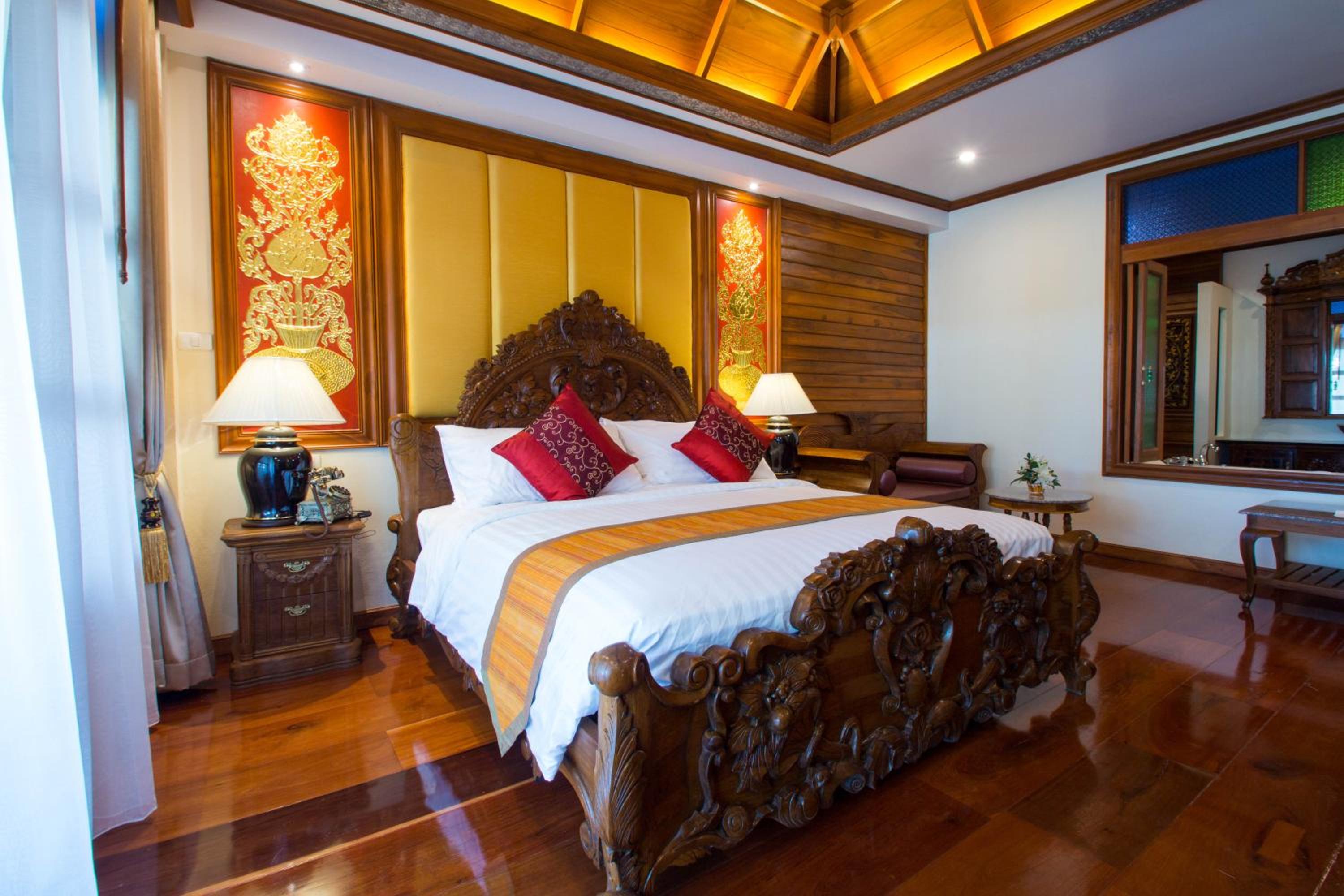 Luxury King Bed with Spa bathtub and Private Balcony