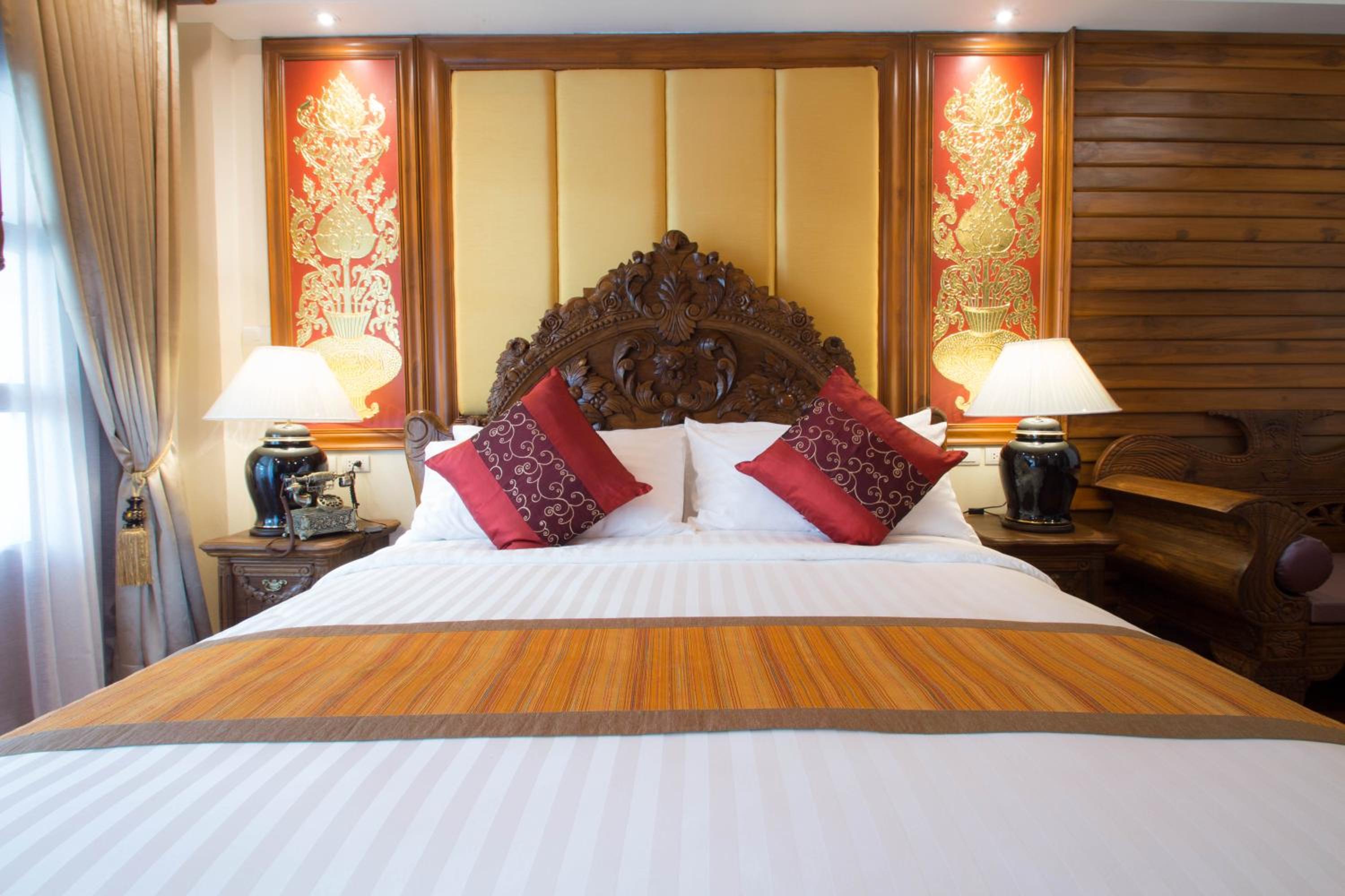 Luxury King Bed with Spa bathtub and Private Balcony thumbnail 5