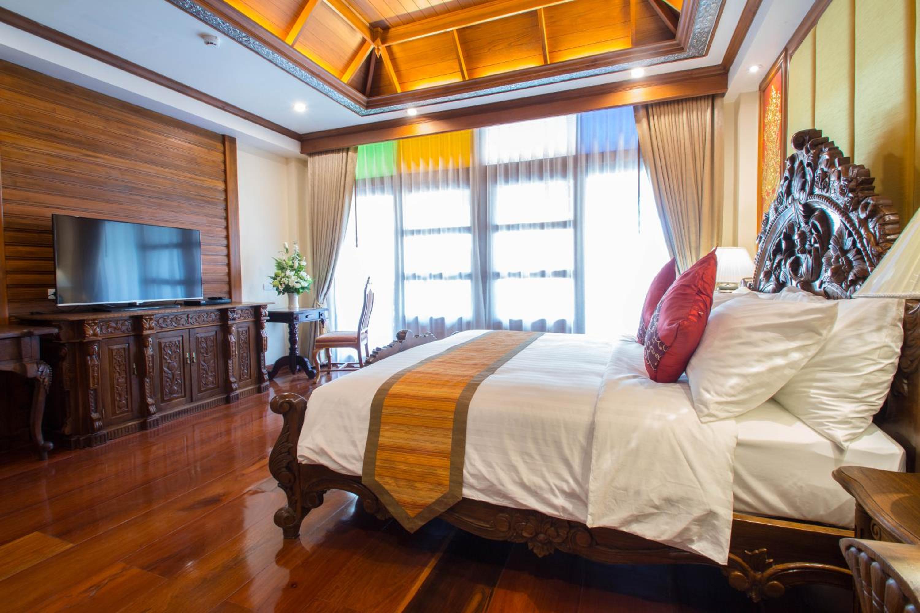 Luxury King Bed with Spa bathtub and Private Balcony thumbnail 6