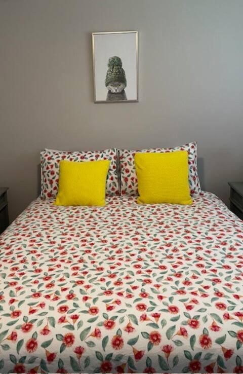 Three-Bedroom House photo 3