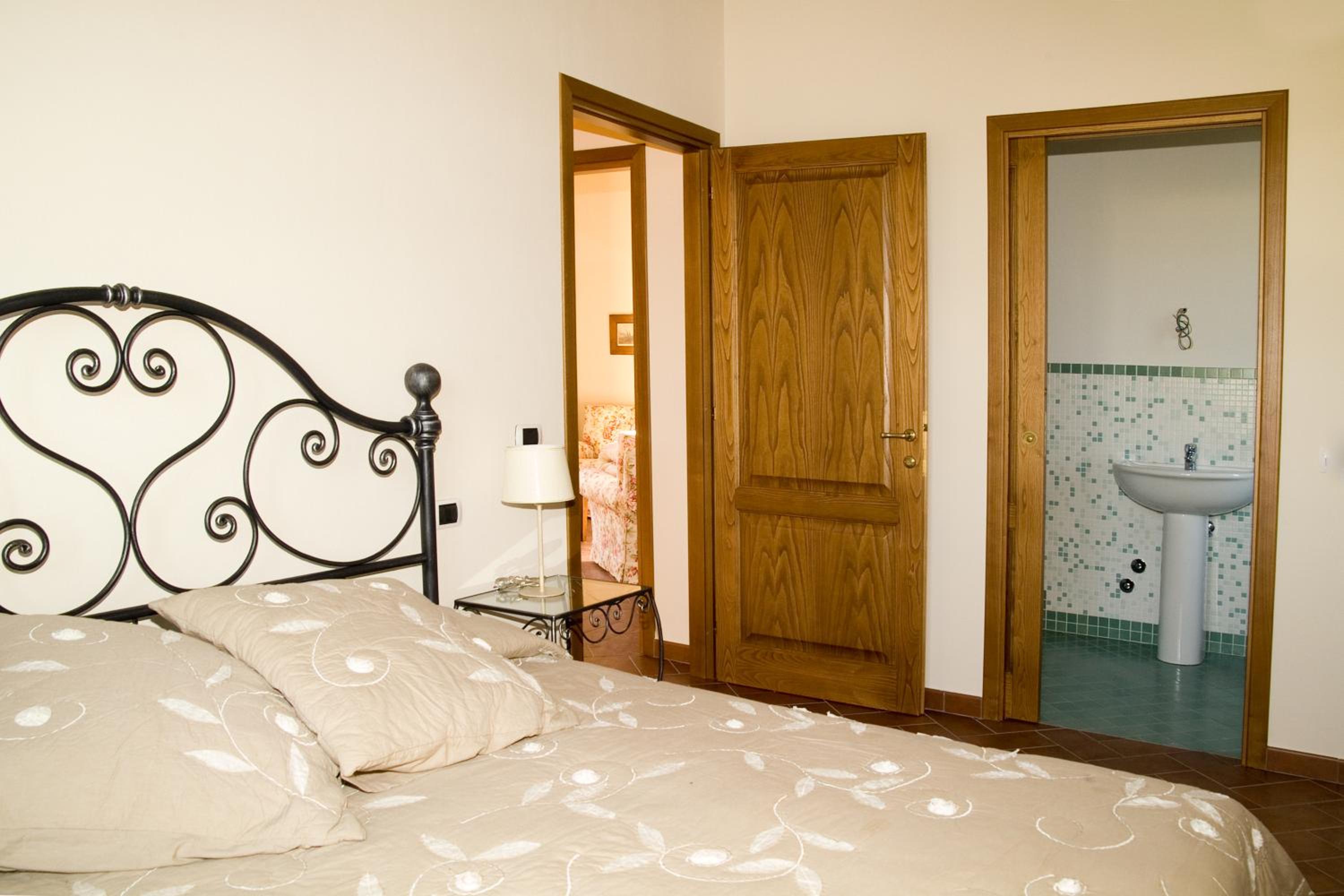 Two-Bedroom House - Photo 27