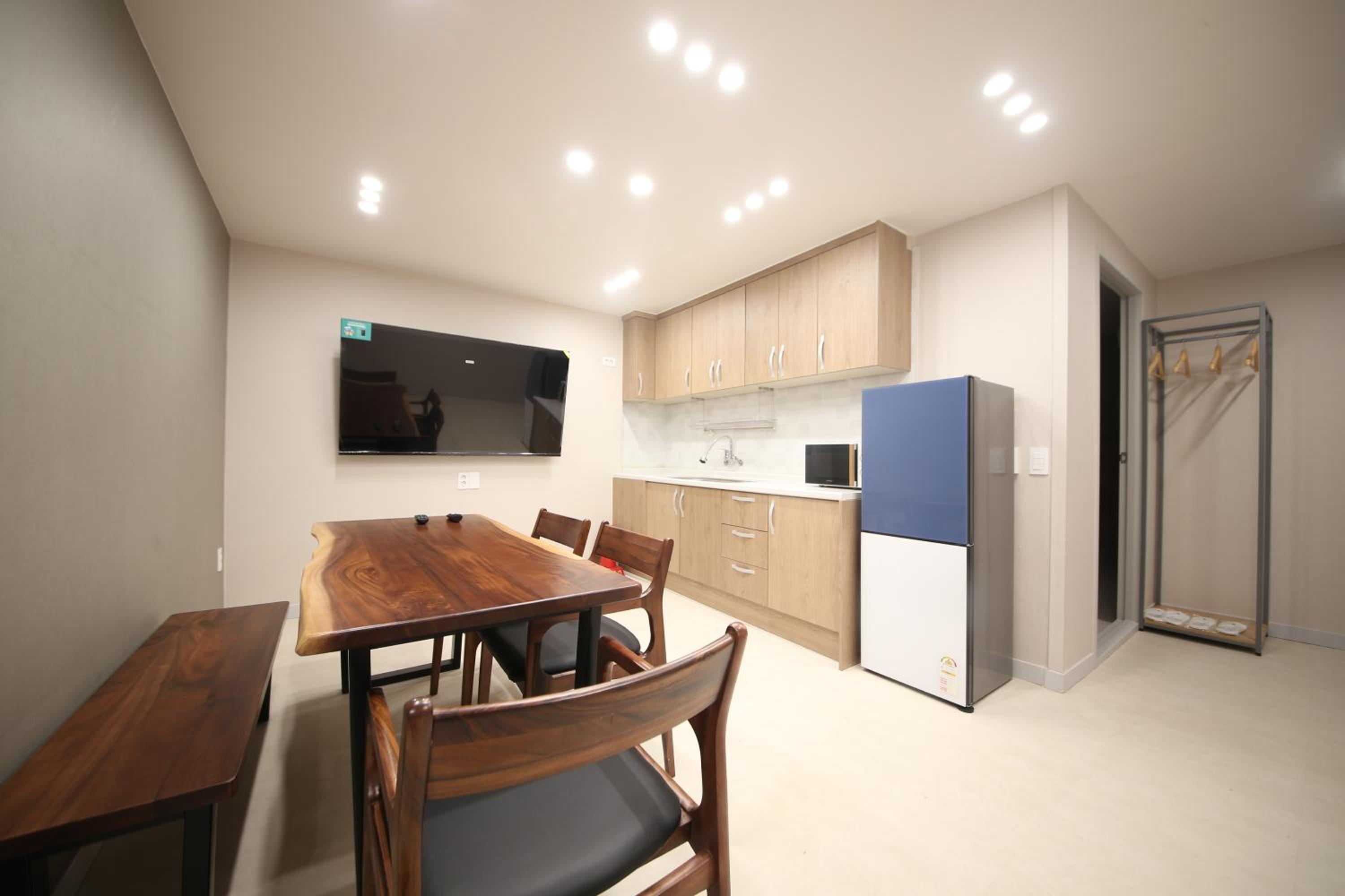 Family Residence(No Parking) - Photo 2