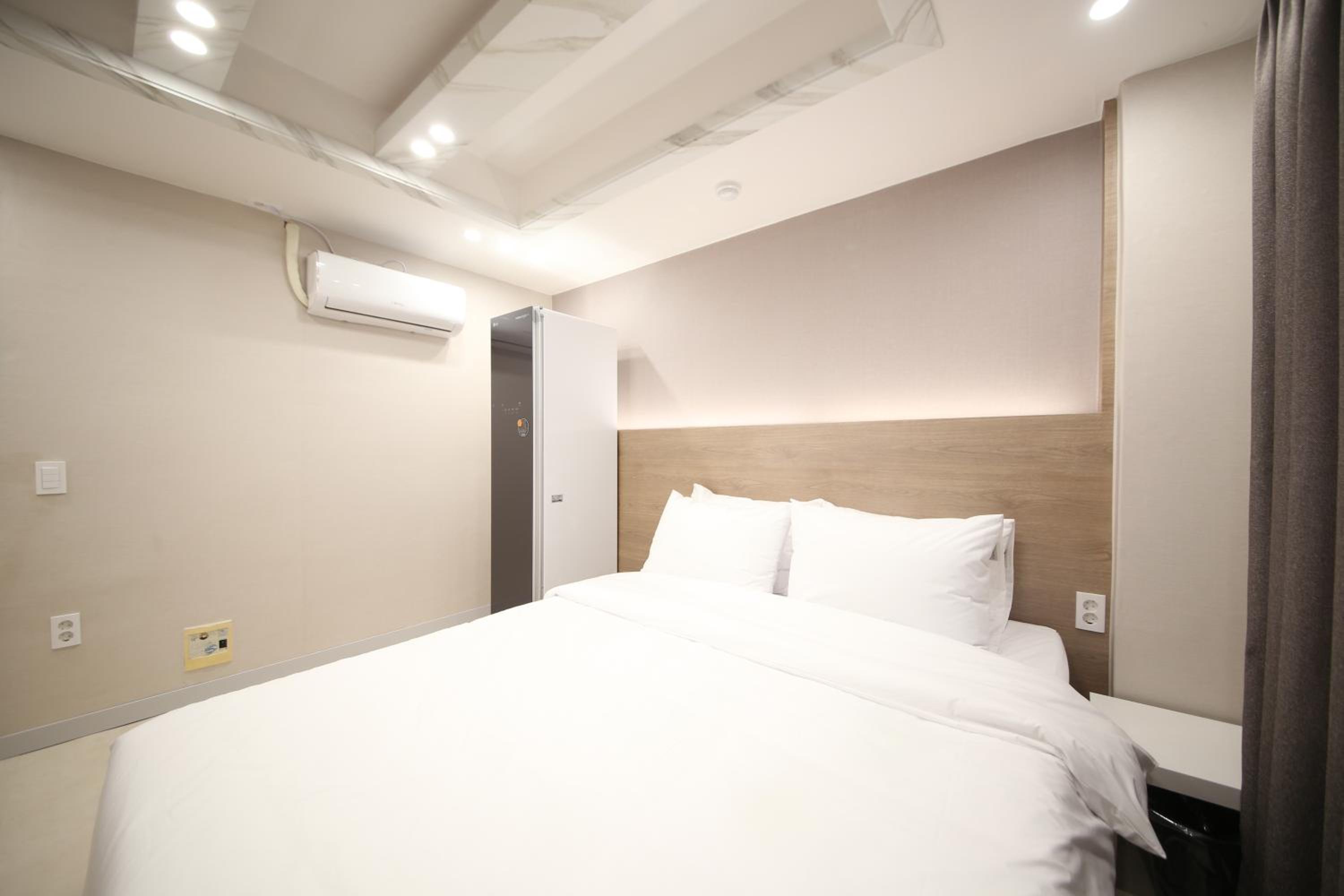 Family Residence(No Parking) - Photo 14