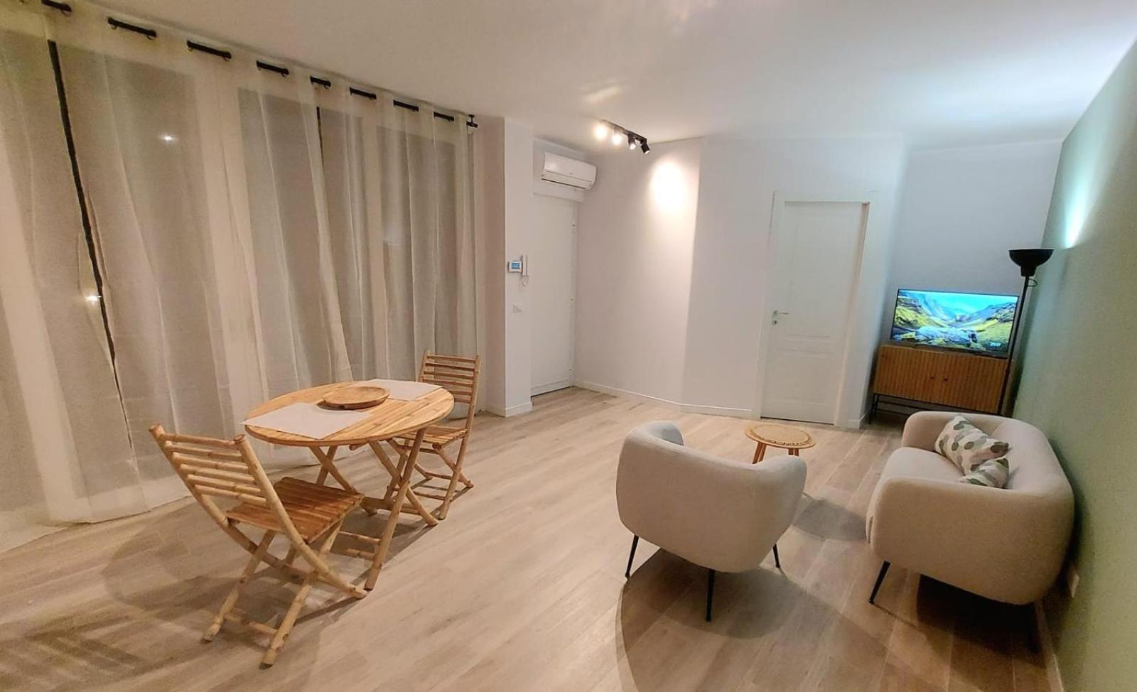 Deluxe One-Bedroom Apartment