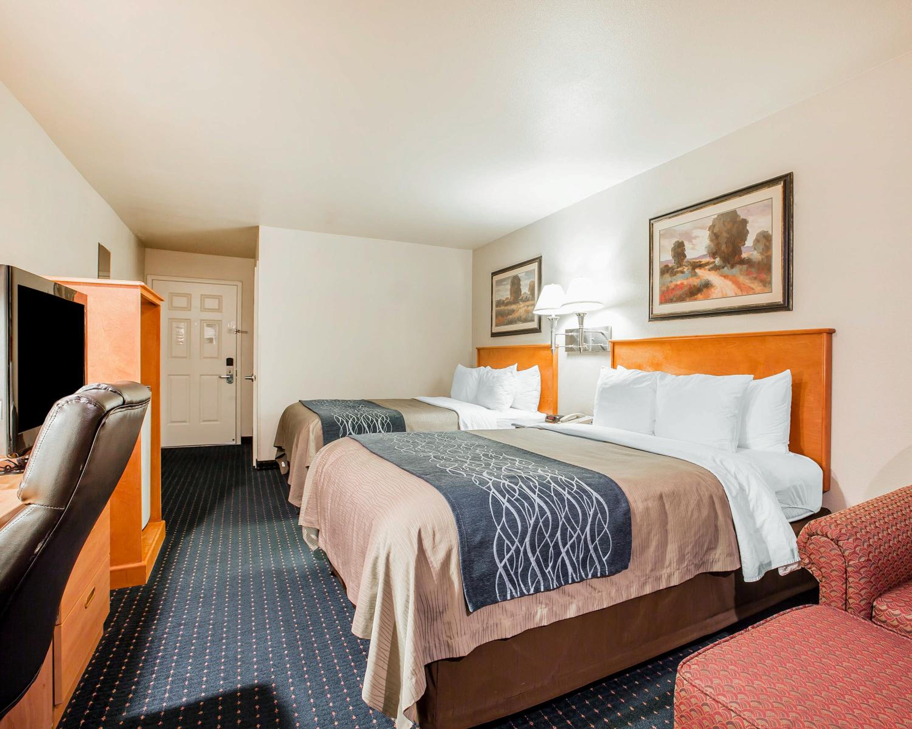 Queen Room with Two Queen Beds - Non-Smoking - Photo 3