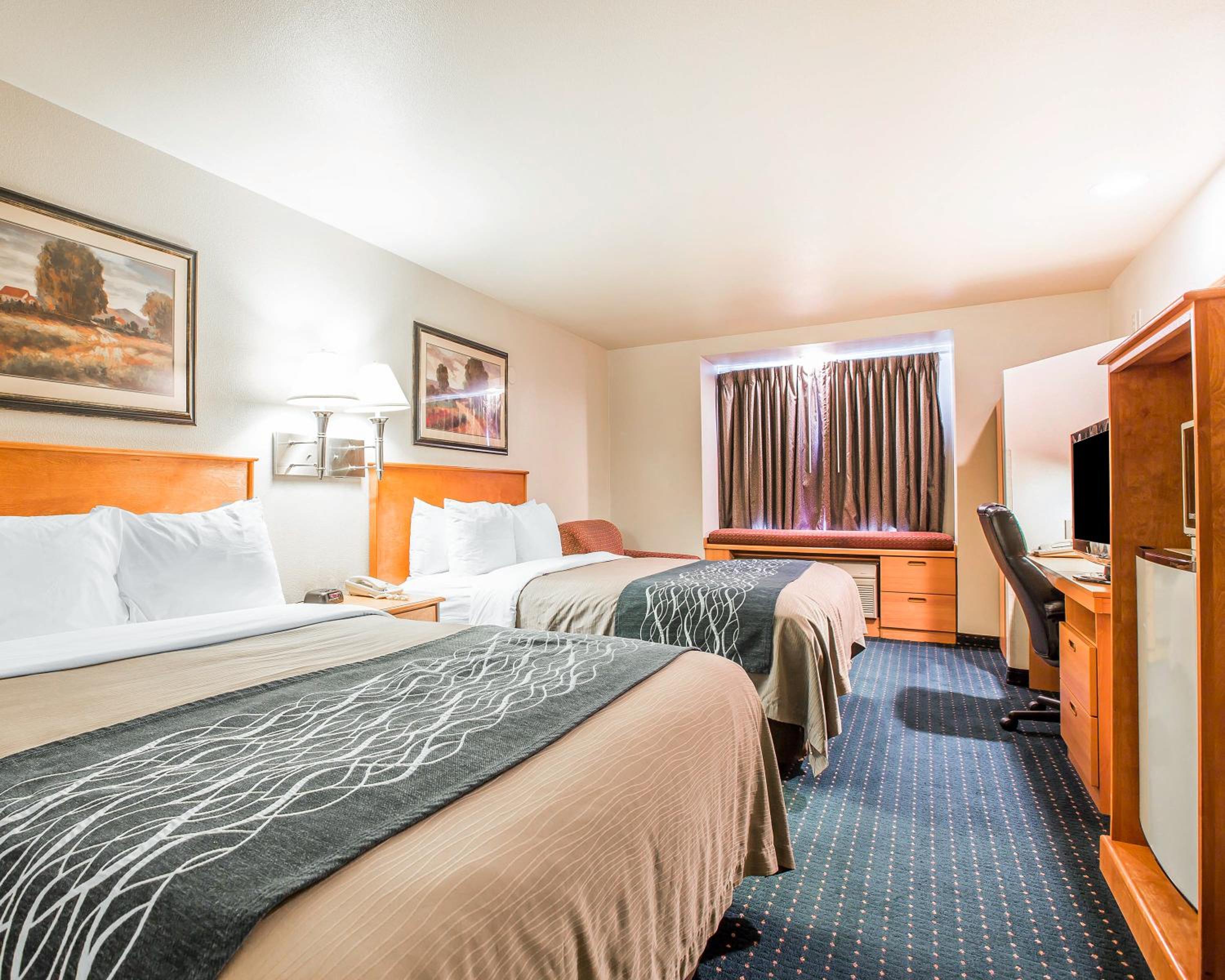 Queen Room with Two Queen Beds - Non-Smoking - Photo 4