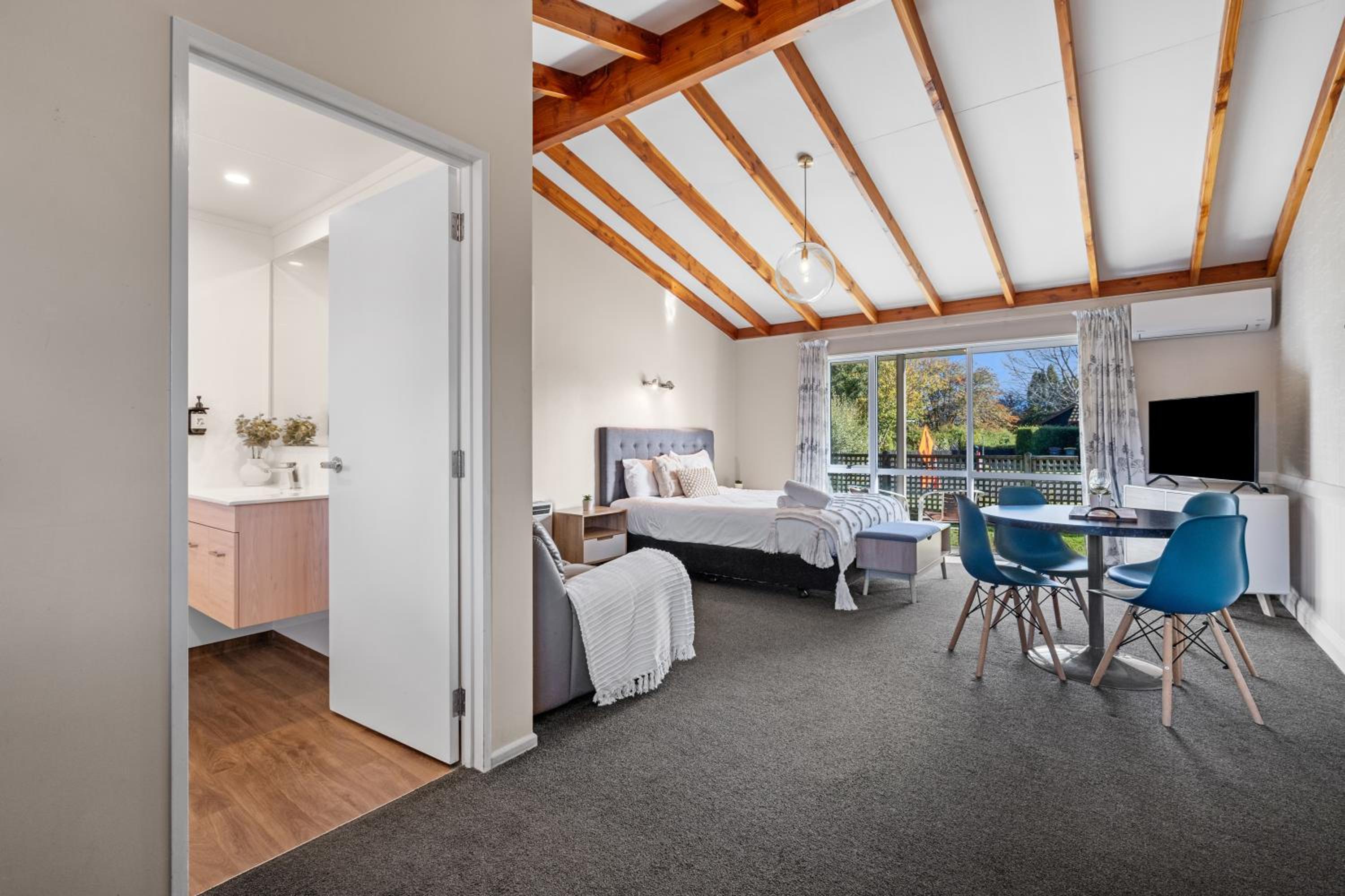 Superior One-Bedroom Apartment (6 Adults) - Photo 2