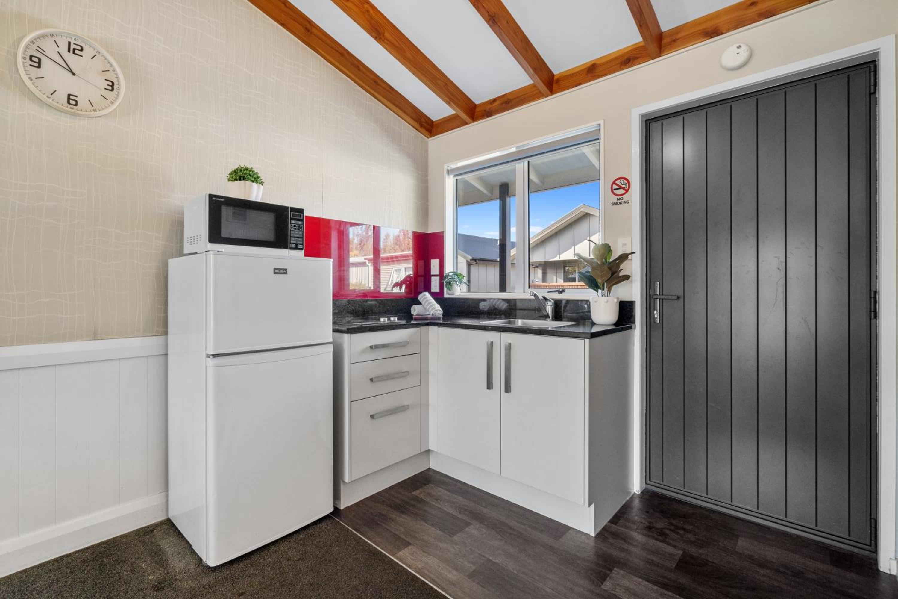 Superior One-Bedroom Apartment (6 Adults) - Photo 6