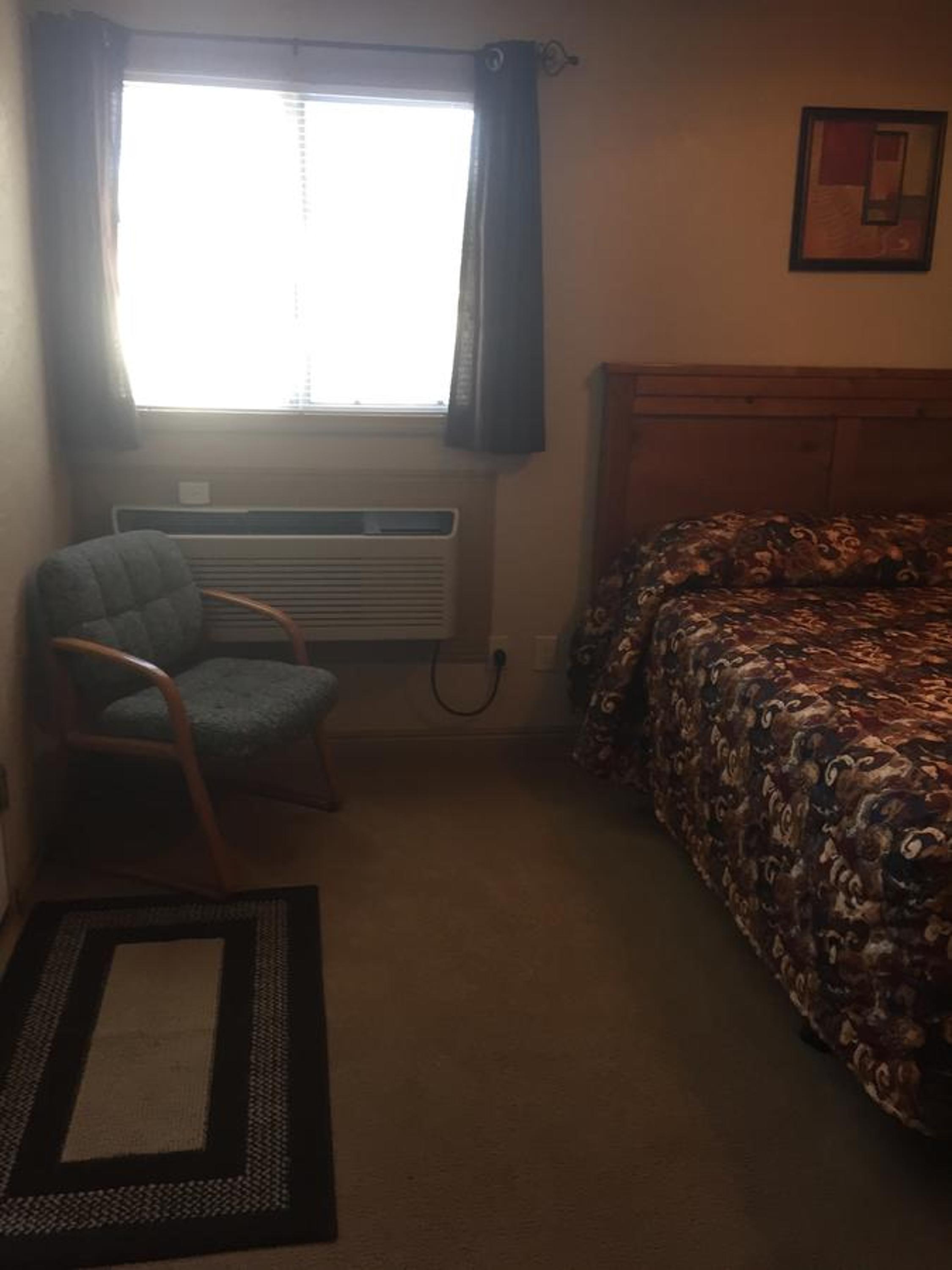 Queen Room photo 2