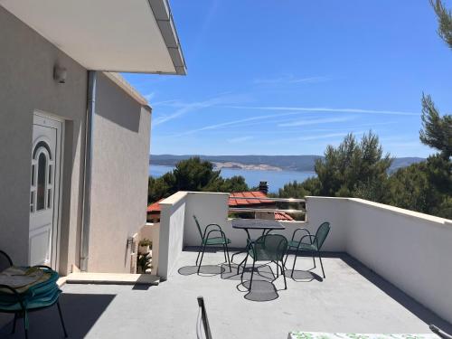 One-Bedroom Apartment with Sea View and Balcony photo 1