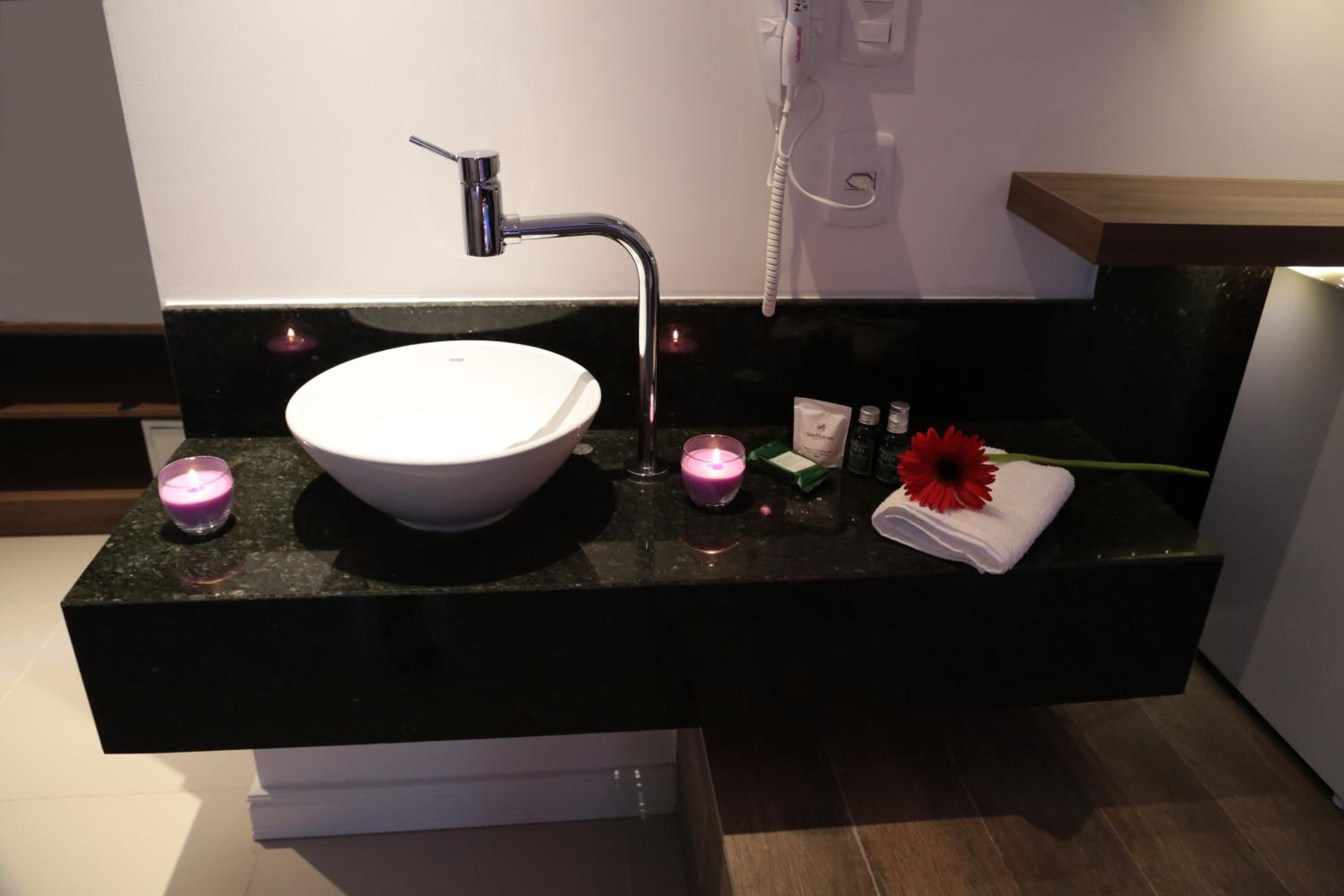 Deluxe Suite with Spa Bath photo 3