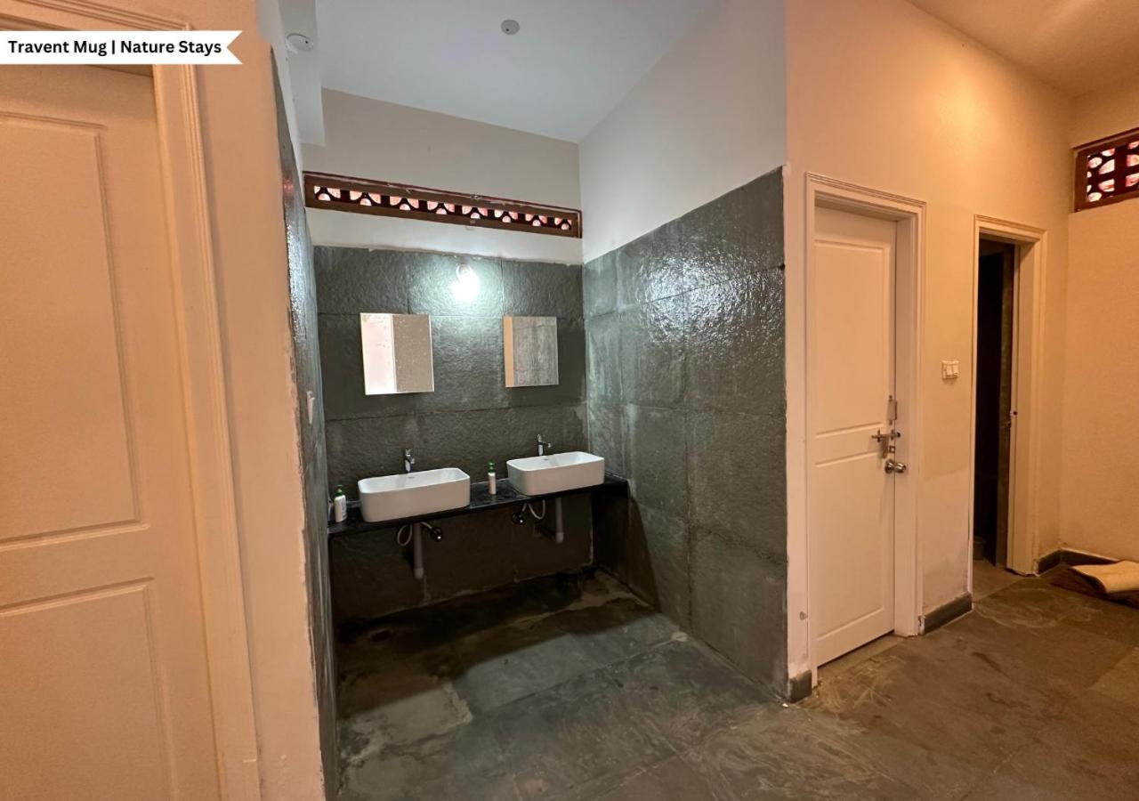 10-Bed Mixed Dormitory Room photo 3