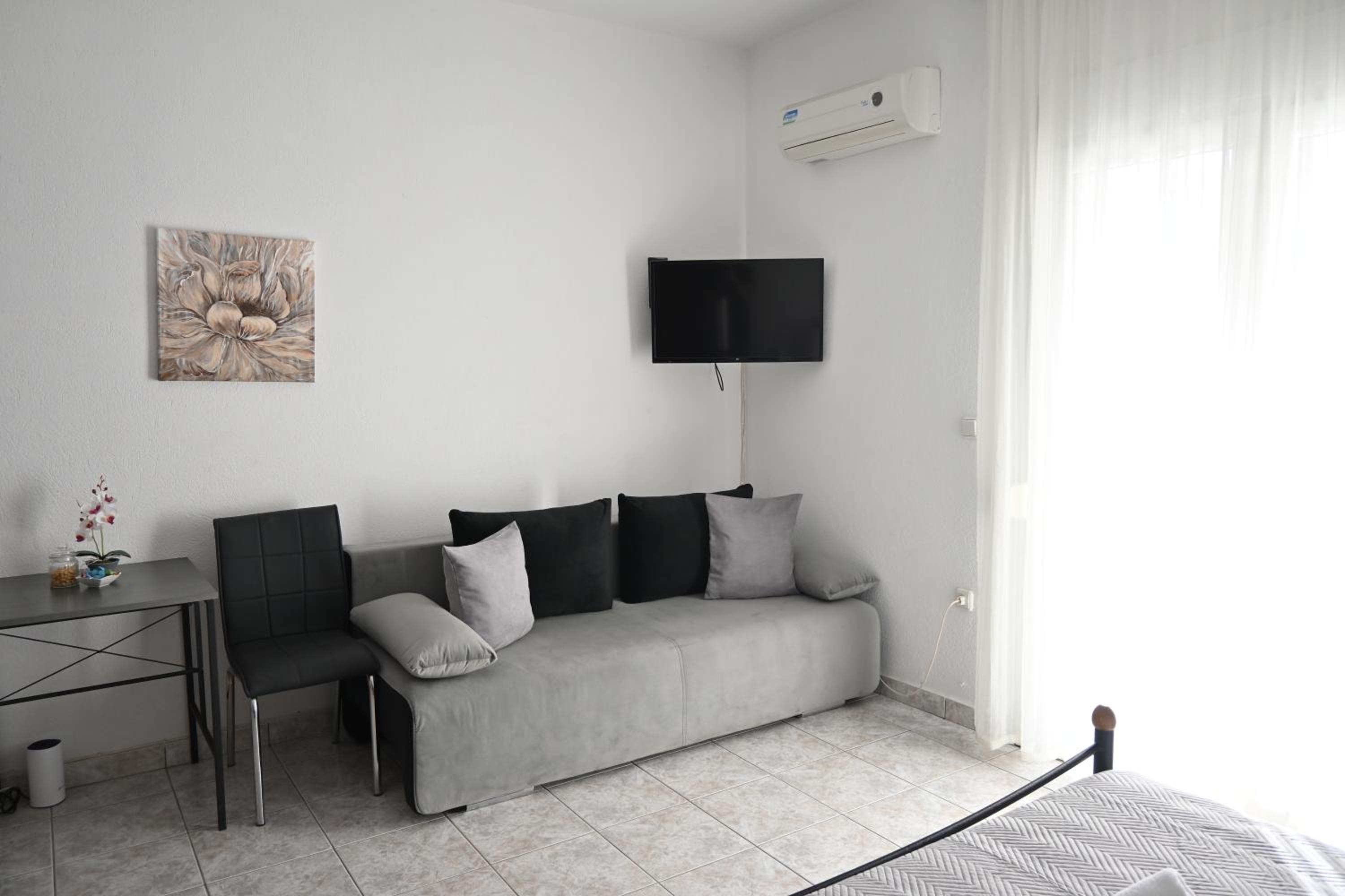 Studio with Balcony - Photo 5