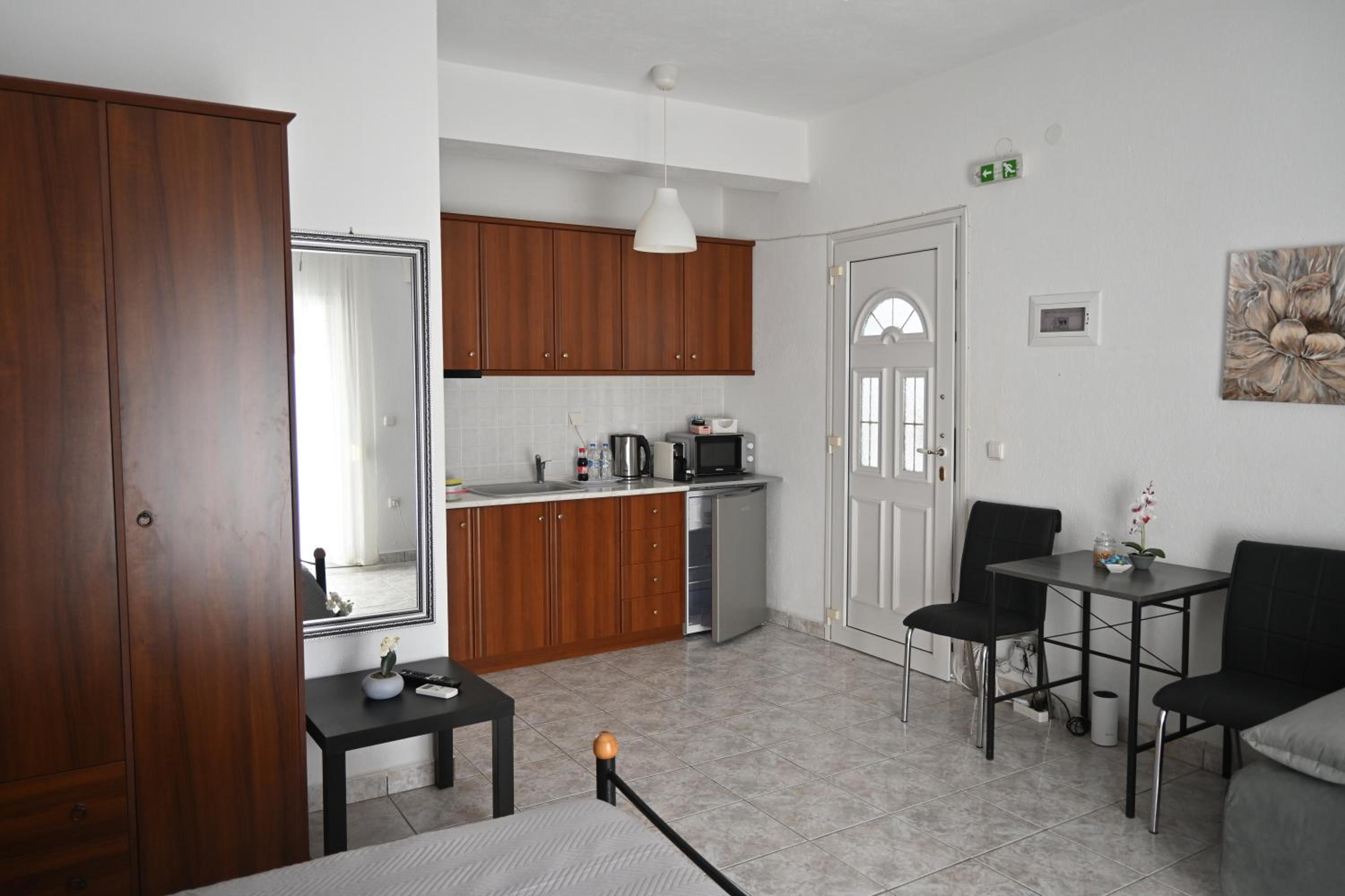 Studio with Balcony - Photo 4