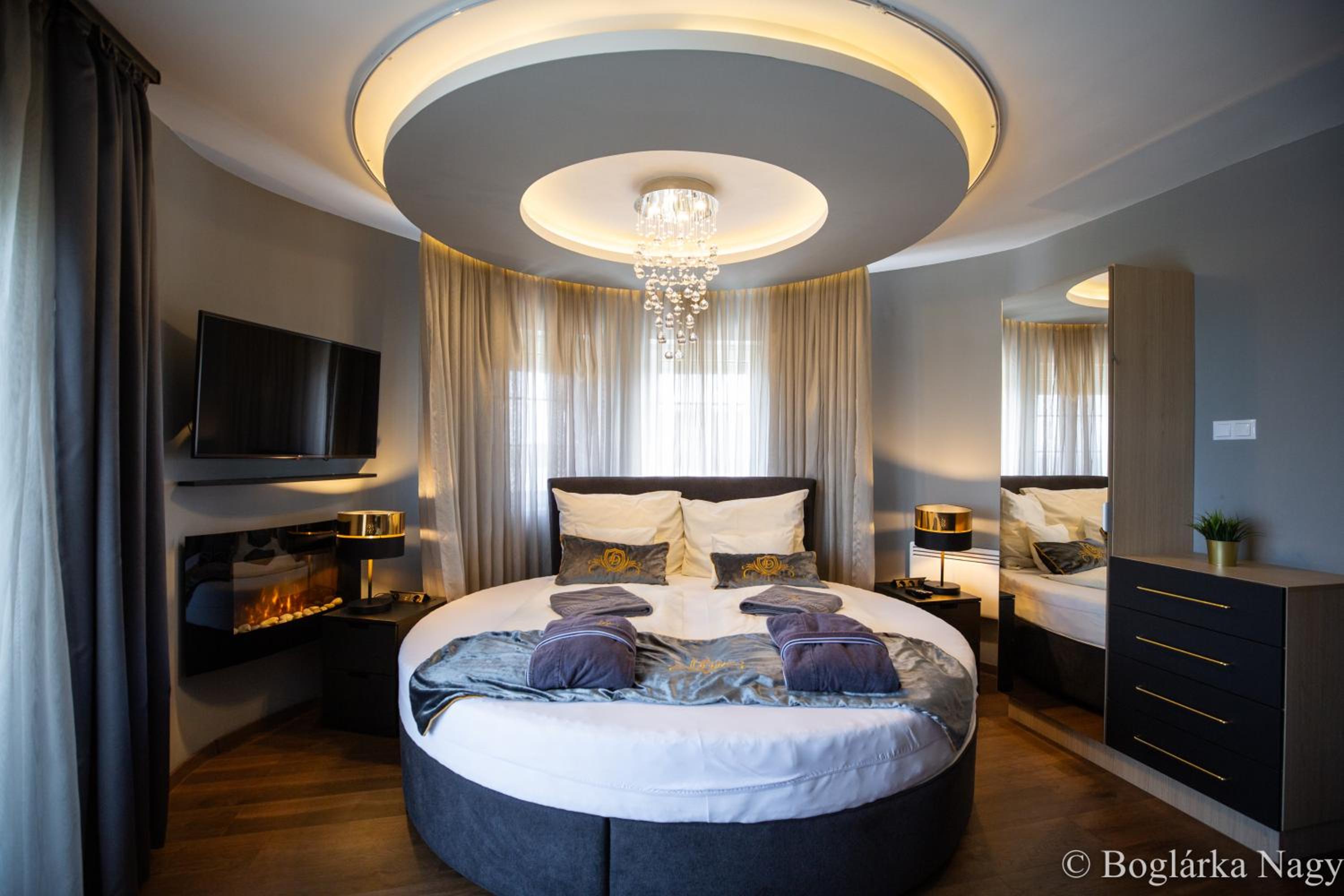 Suite with Hot Tub - Photo 13