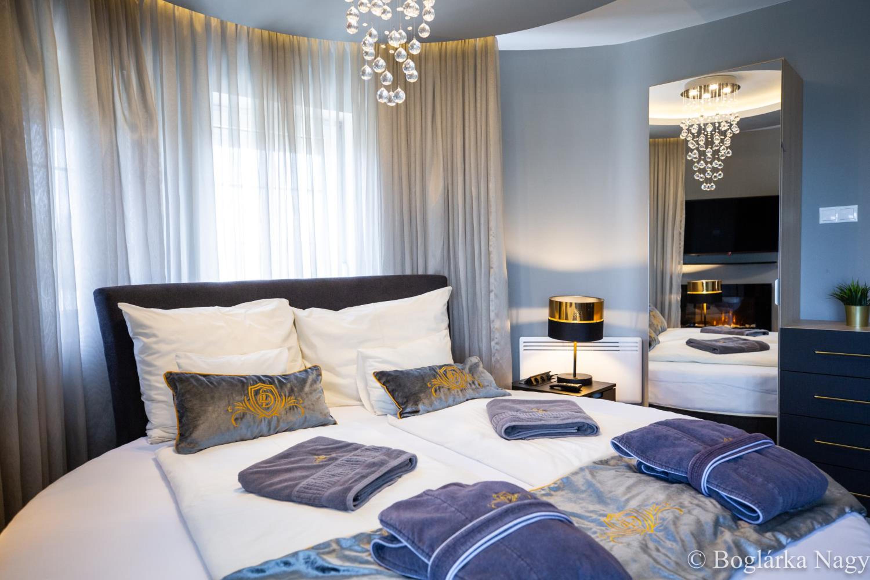 Suite with Hot Tub - Photo 16
