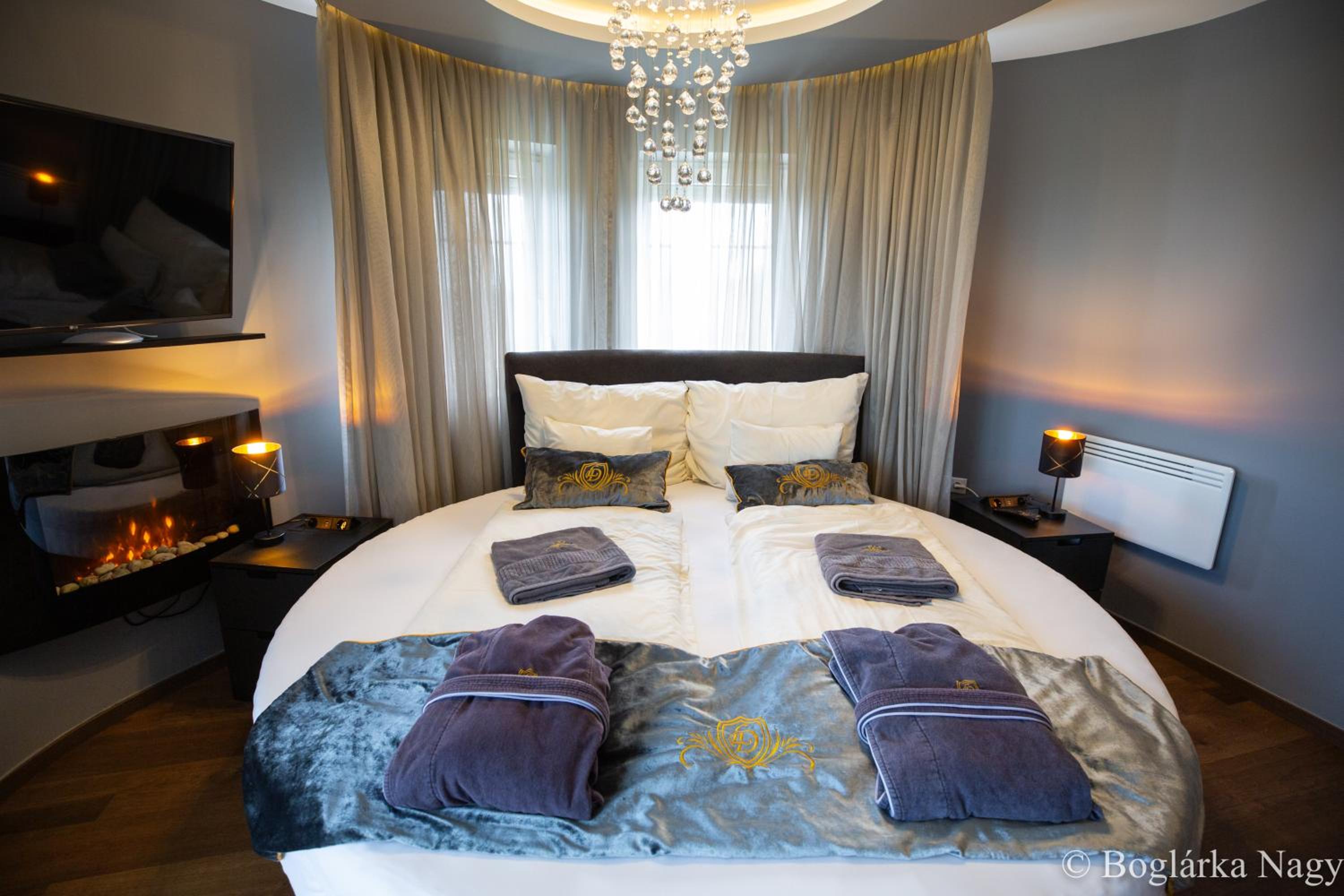 Suite with Hot Tub - Photo 15